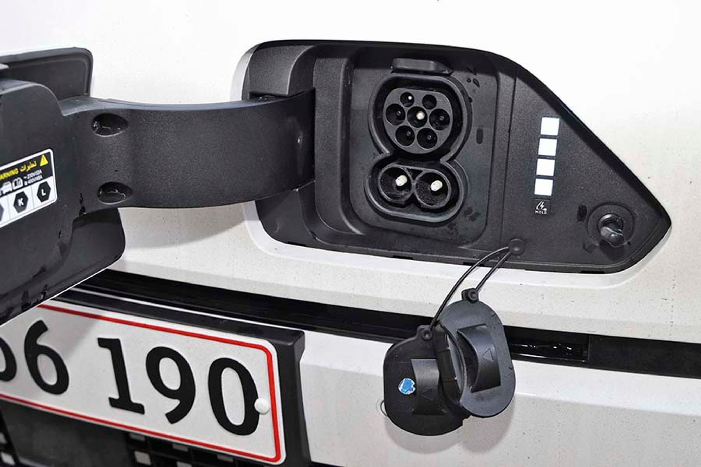 Smart med lys ved siden af ladestikket, som angiver hvor meget strøm der er på bilen. Et minus er, at du altid skal fjerne en plastikprop for at lade hjemme eller to for at lynlade.