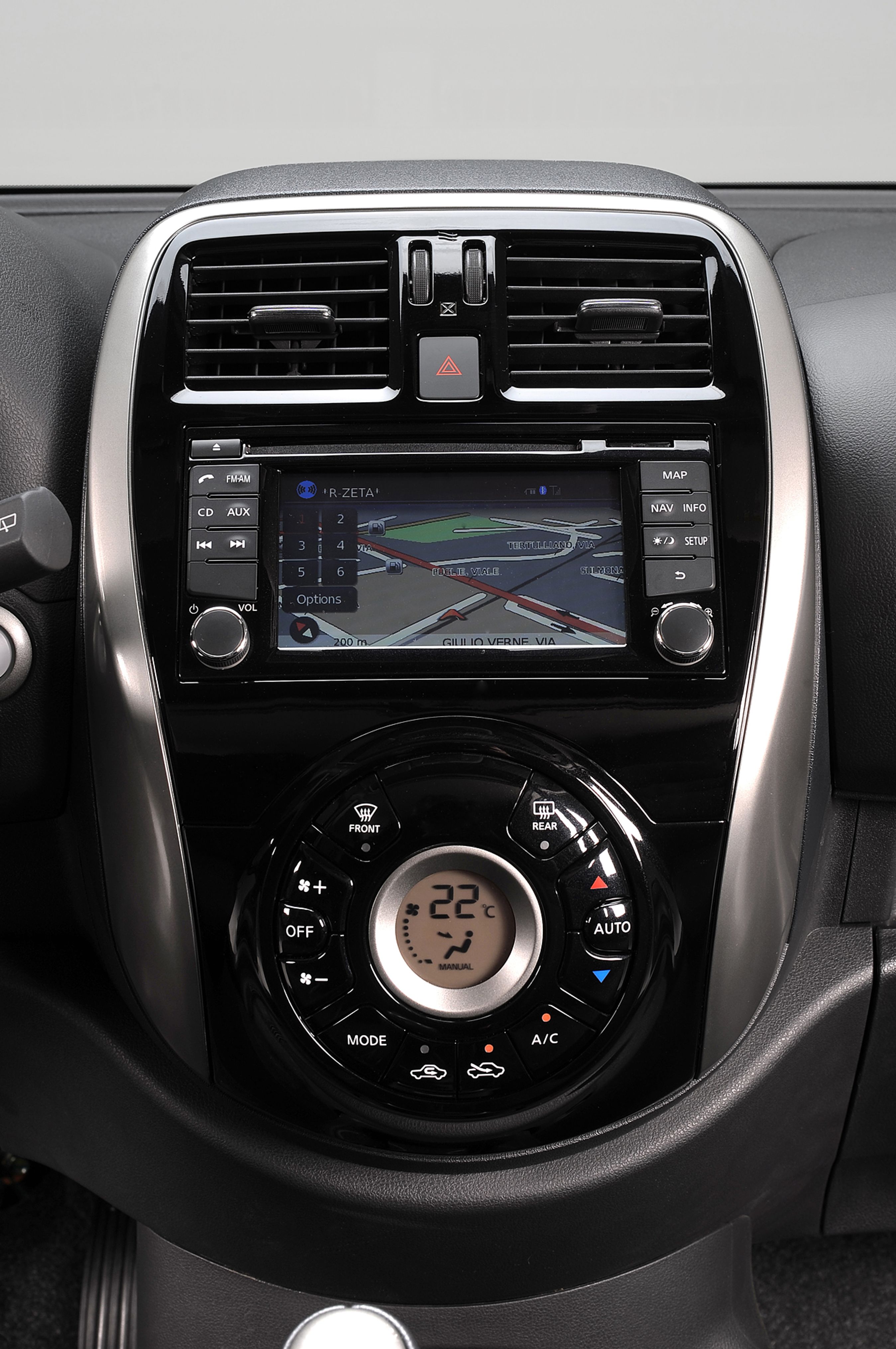 Som ekstraudstyr kan Micra fås med et navigationsanlæg med pegefølsom skærm, bluetooth, internet og musikafspiller.