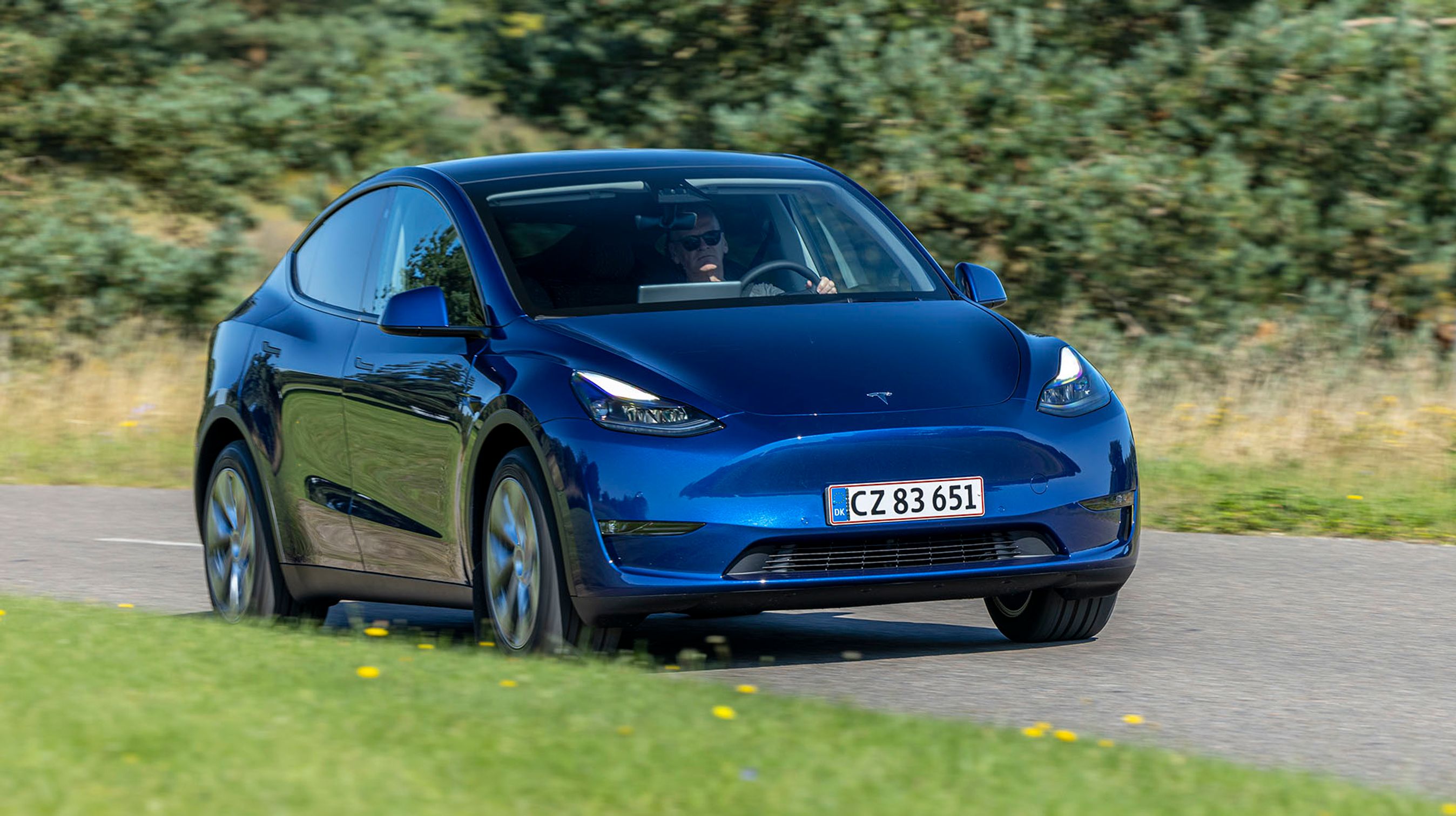 Tesla Model Y er netop kommet til Danmark. Der er tale om en mere SUV-agtig version af den populære Model 3, og man sidder dermed højere og mere komfortabelt end i 3’eren.