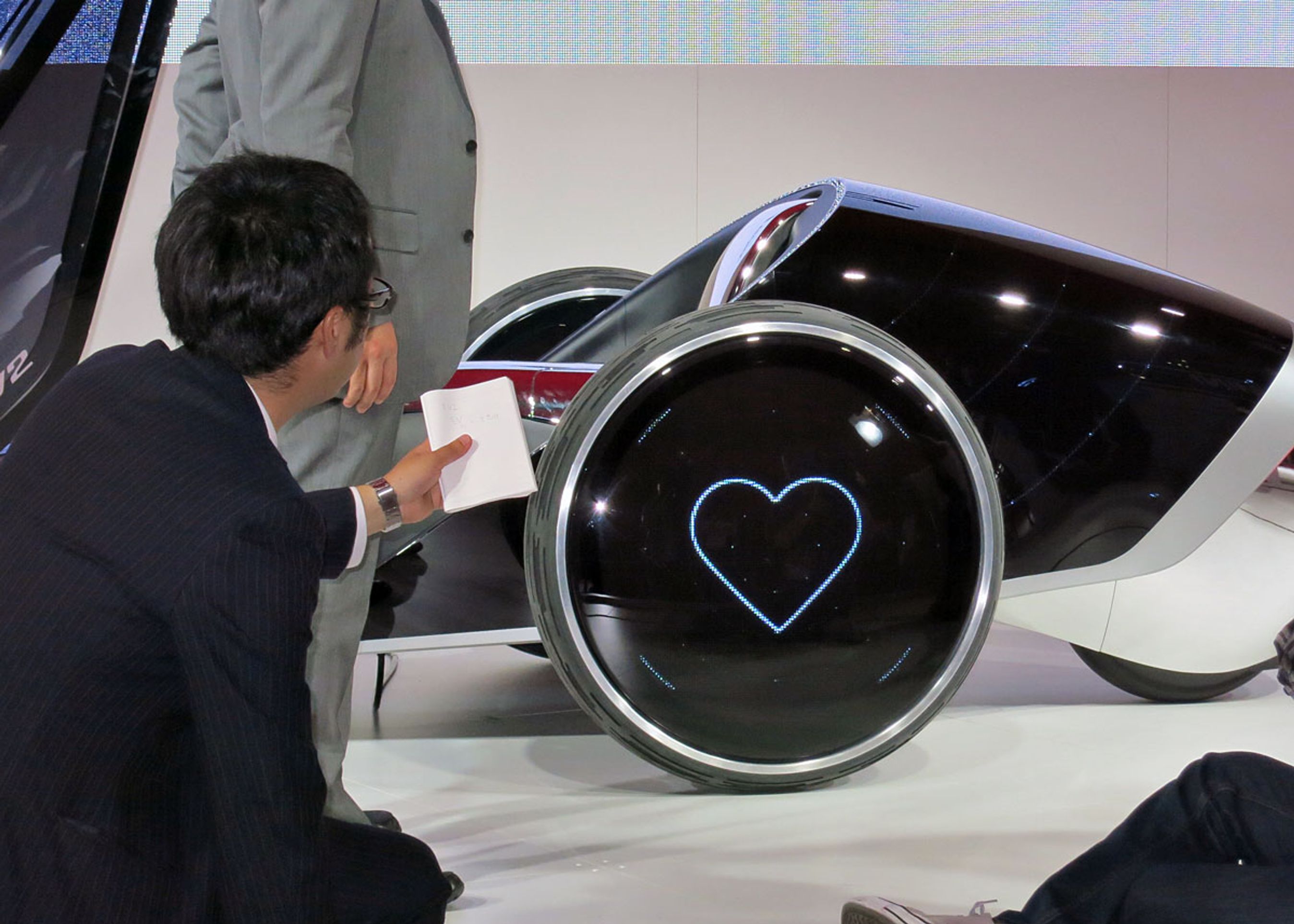 På siden af hjulene er der store skærme, der kan danne farver, tekster eller symboler der matcher din sindsstemning. Her er der vist en, der er forelsket&.