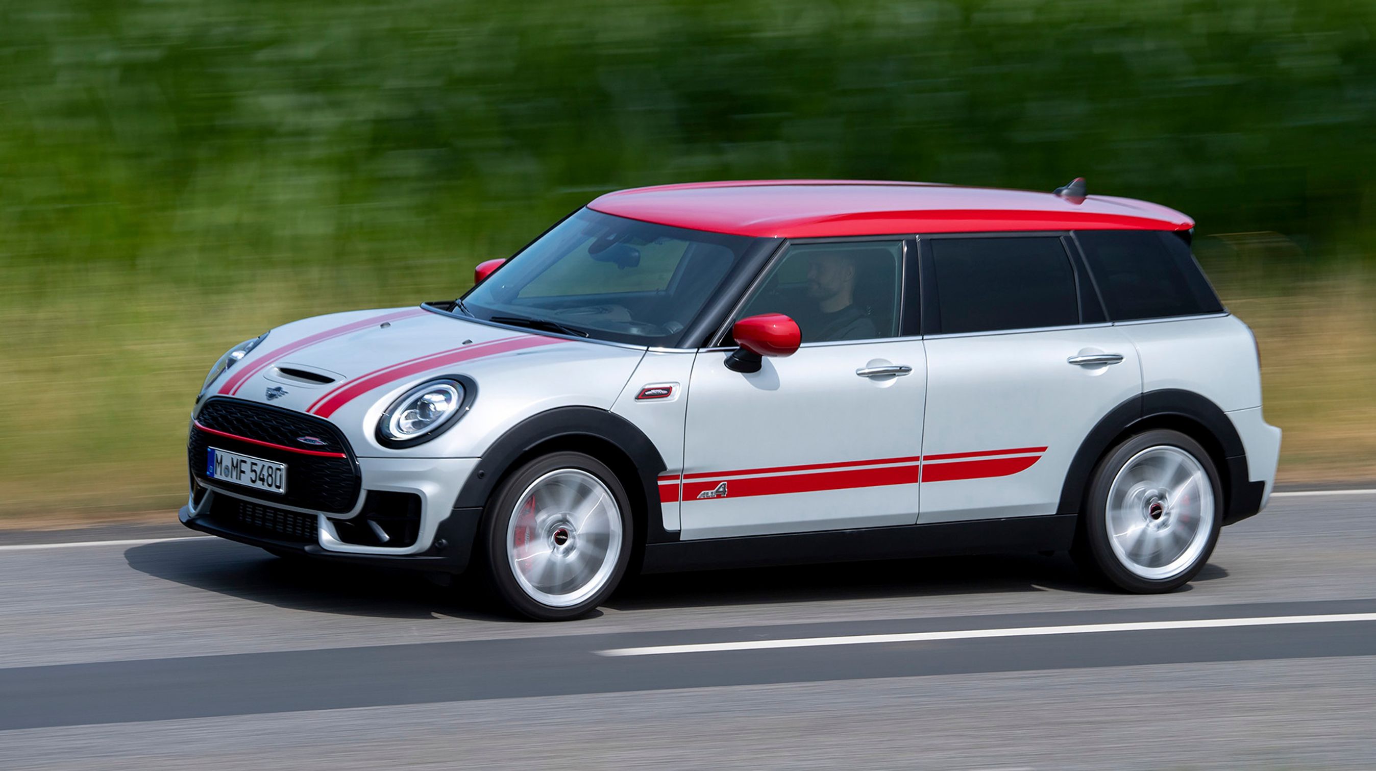 Den første, nyere generation af Clubman havde to sidedøre i den ene side og bare en i den anden. Nu er alle udgaver forsynet med fire rigtige sidedøre.