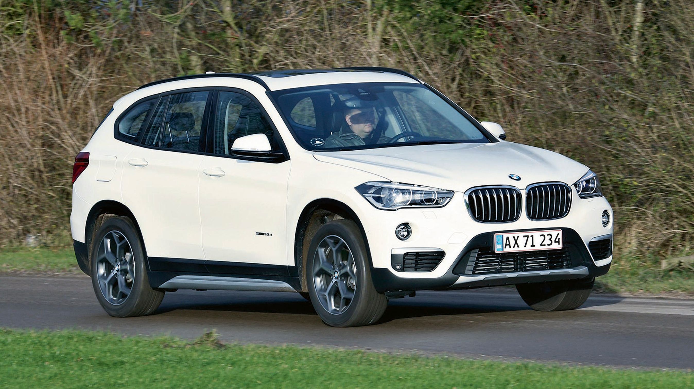 BMW X1 har fået et rundere design, der nu lægger sig pænt op ad den store X5. X1 er dog grundlæggende en forhjulstrukken bil.