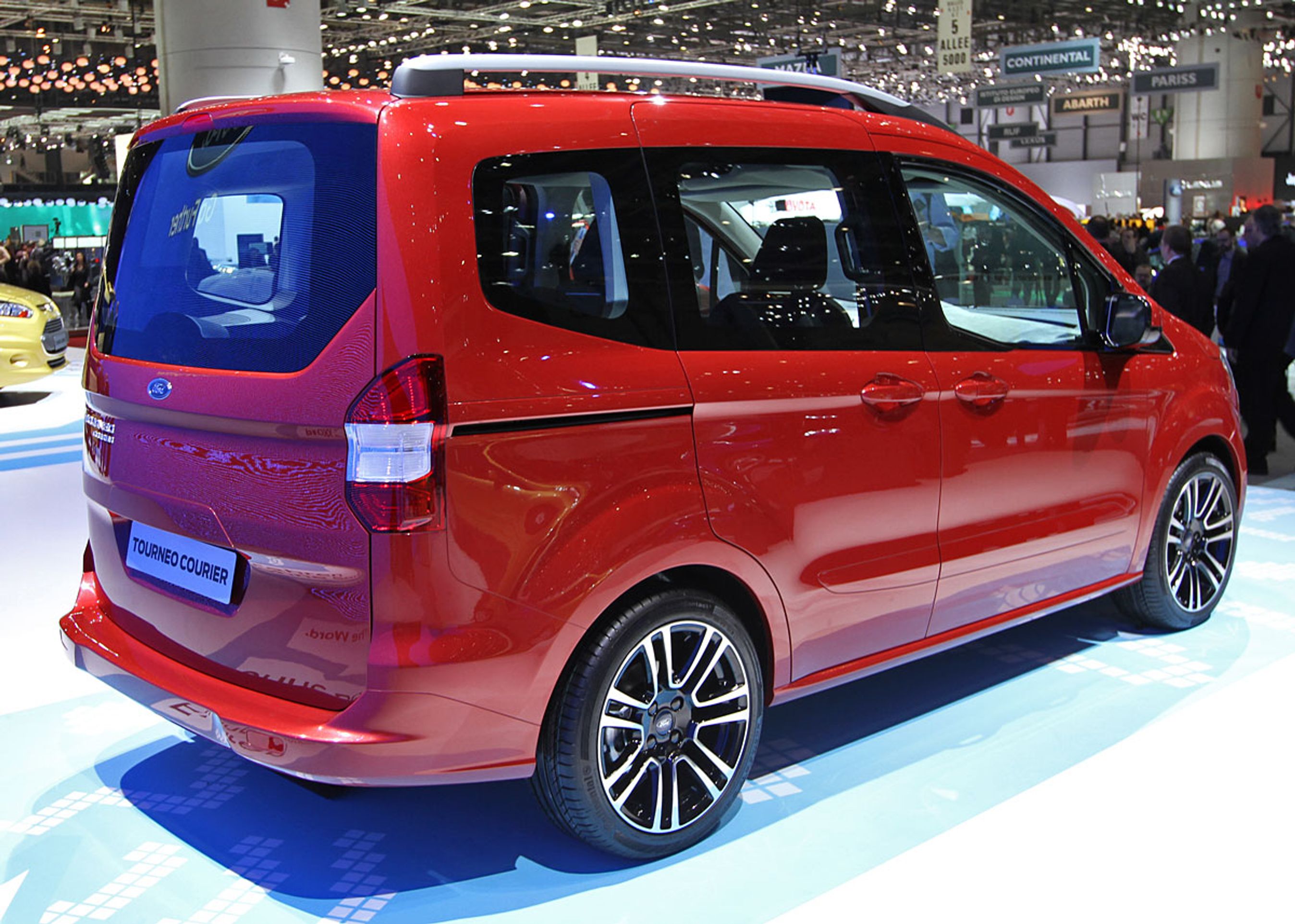 Ford Tourneo Courier hører til den praktiske type: firkantet og med skydedøre.