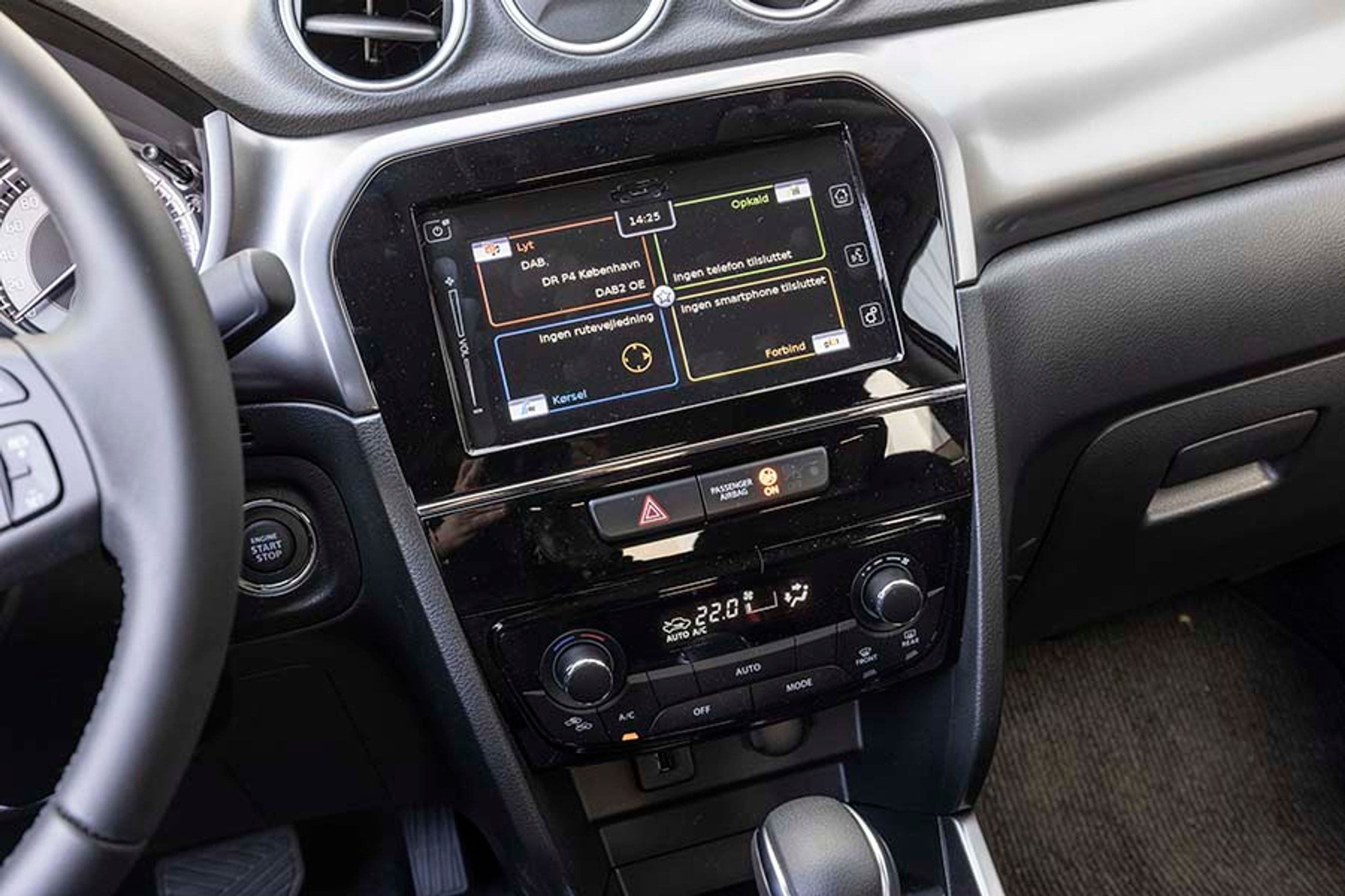 Skærmen i midten er på syv tommer og rummer bl.a. Apple CarPlay/Android Auto via kabel. Menuerne er alle på dansk, men hastigheden på skift mellem menuer er ikke hurtig, og selve menustrukturen er ikke helt intuitiv. Navigationsanlæg er ikke standard.