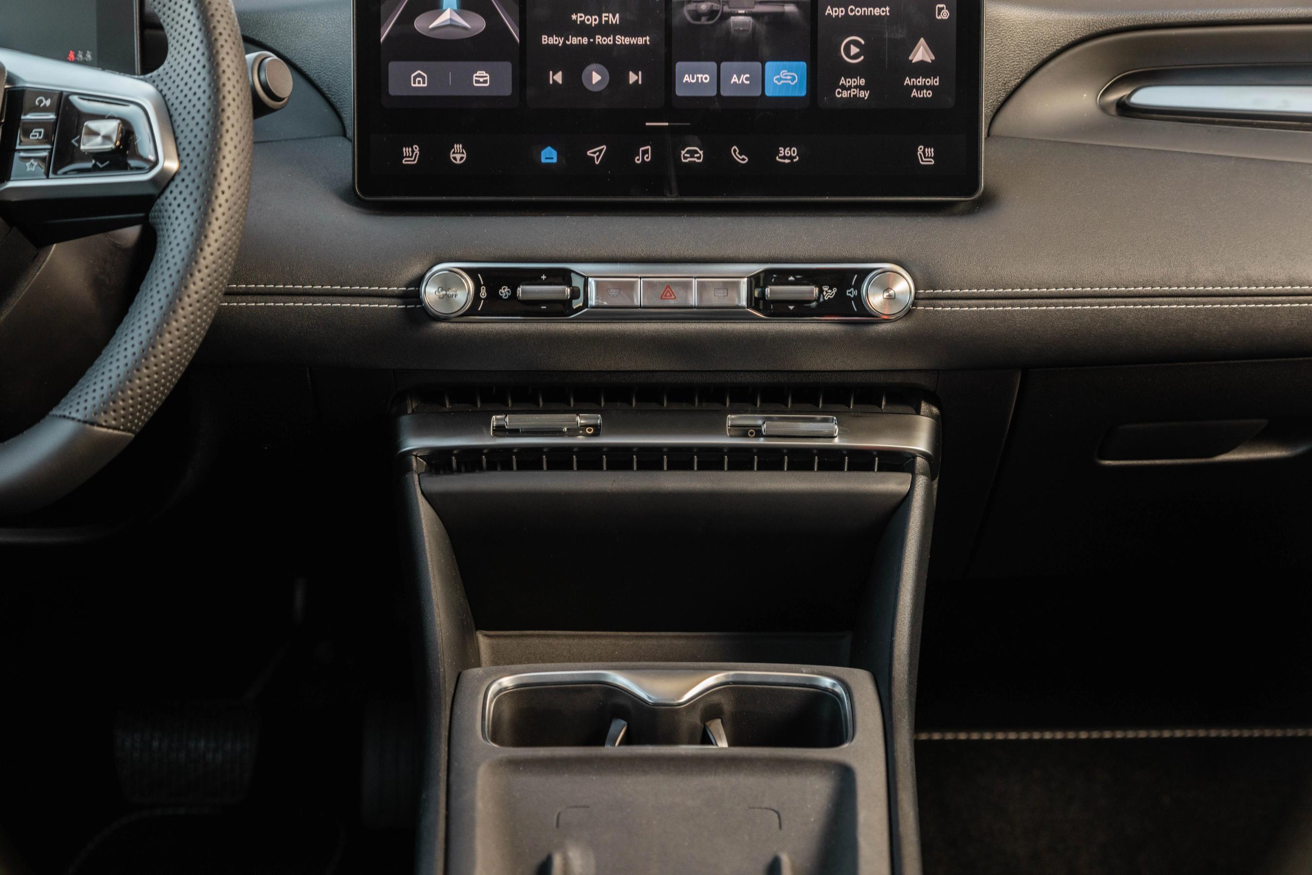 Knapper under den store skærm i kabinen i en MG4 Urban