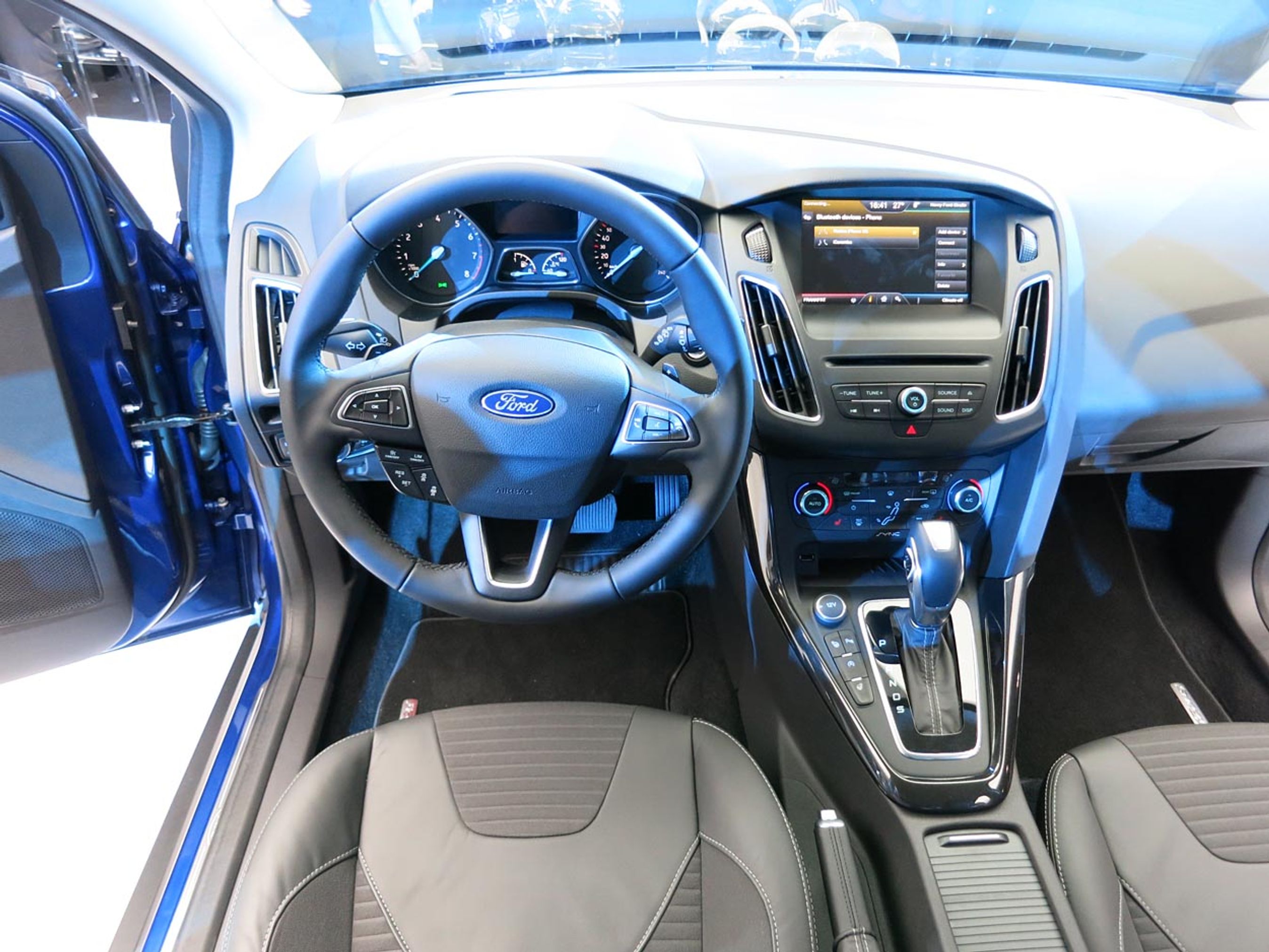 Indvendigt er instrumentbordet helt nyt, og i midten findes i topudgaverne en stor trykfølsom farveskærm på otte tommer. Den erstatter mange af de små knapper, der var med til at gøre betjeningen lidt uoverskuelig i den hidtidige udgave.