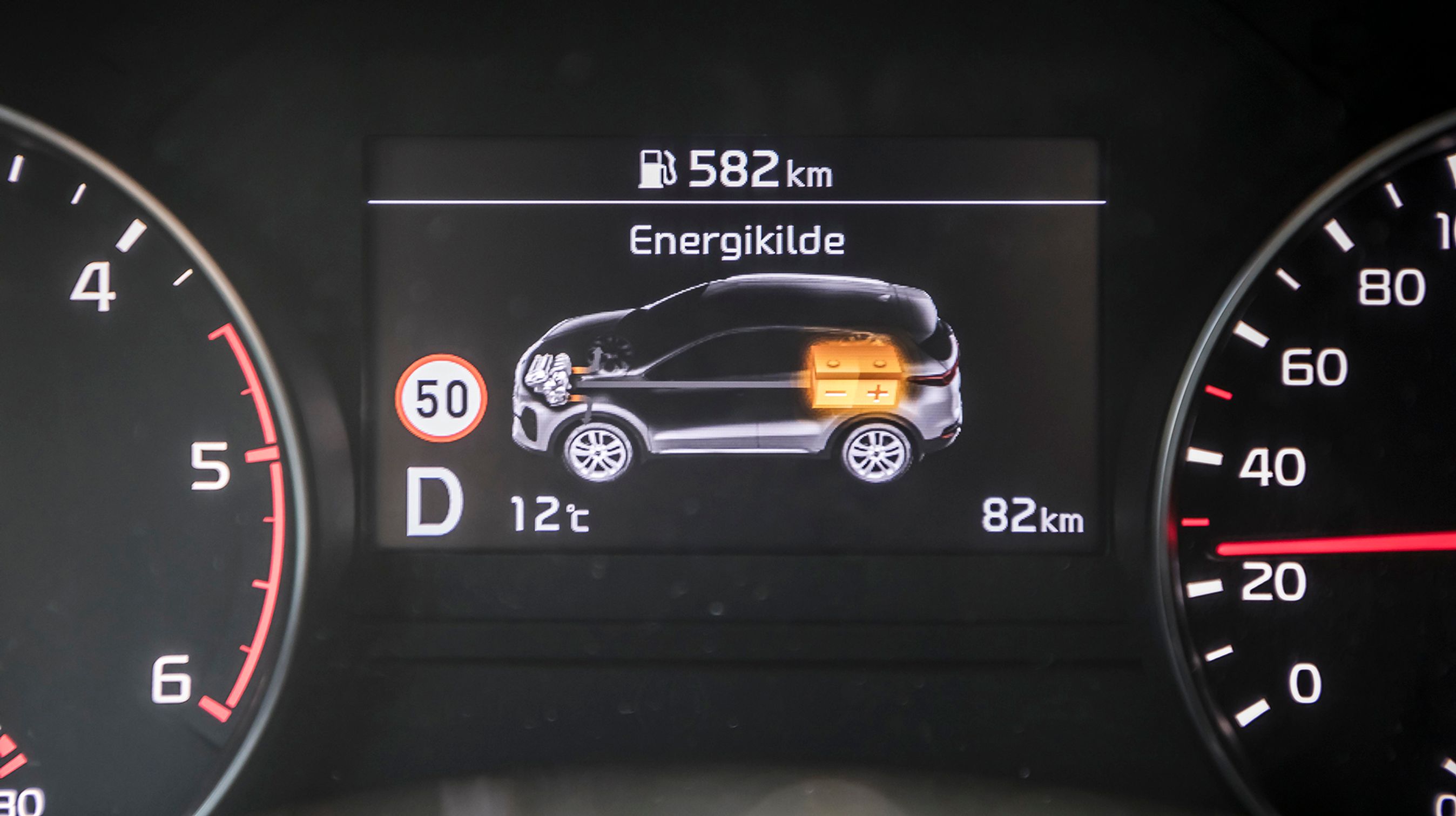 På displayet bag rattet kan du se, hvilken energikilde bilen kører med lige nu.