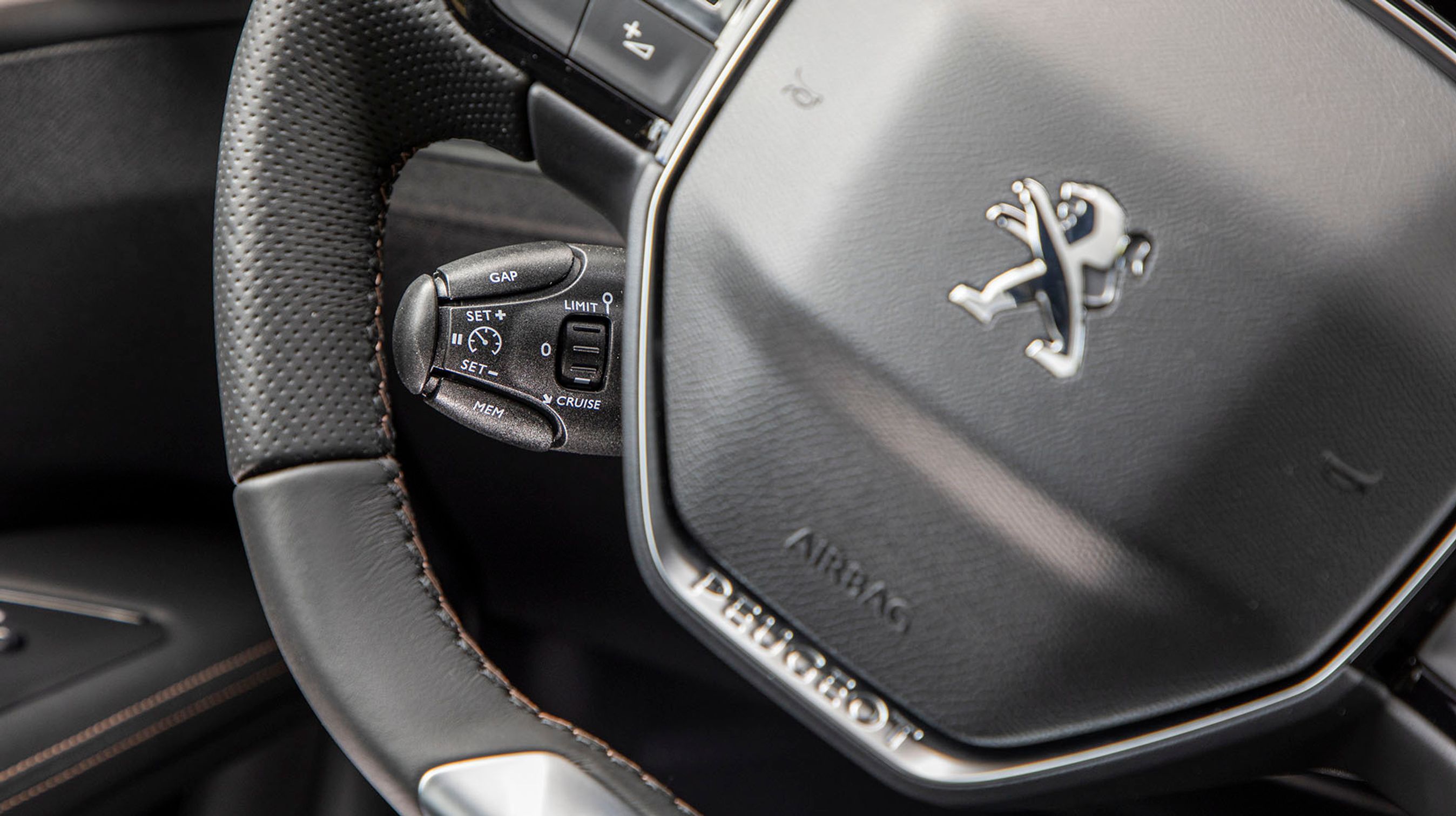 Når først man bliver fortrolig med den, så ligger fartpiloten lige ved hånden og kan let betjenes, uanset om det er i mørke eller dagslys. Den er adaptiv, så den holder automatisk sikkerhedsafstand til bilen foran. 