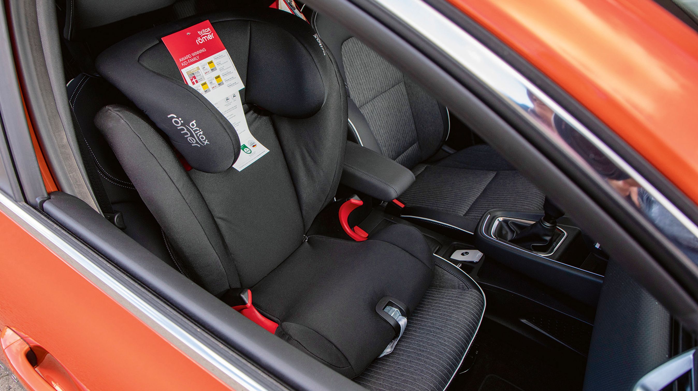 Der er isofixbeslag på forsædet, og det gør det muligt at transportere børn her. Fabrikanten anviser detaljeret om frakobling af airbag i passagersiden. Ved bagsædet savner vi både friskluftdyser og strømudtag til bagsædets passagerer. Udsynet deromme er ikke særlig godt, og ruderne er tonet så mørke, at det ikke er let at se ud. Renault laver mange fine børnebiler, men Clio er ikke en af dem.