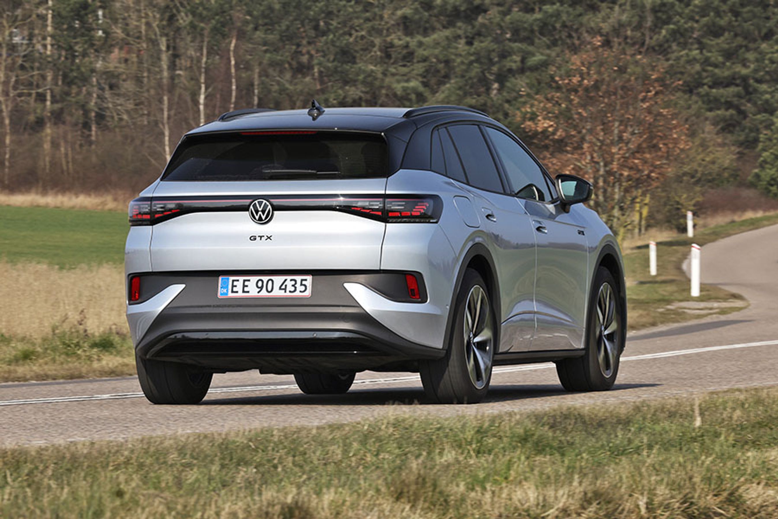 VW ID.4 GTX set bagfra, mens den kører på landevej