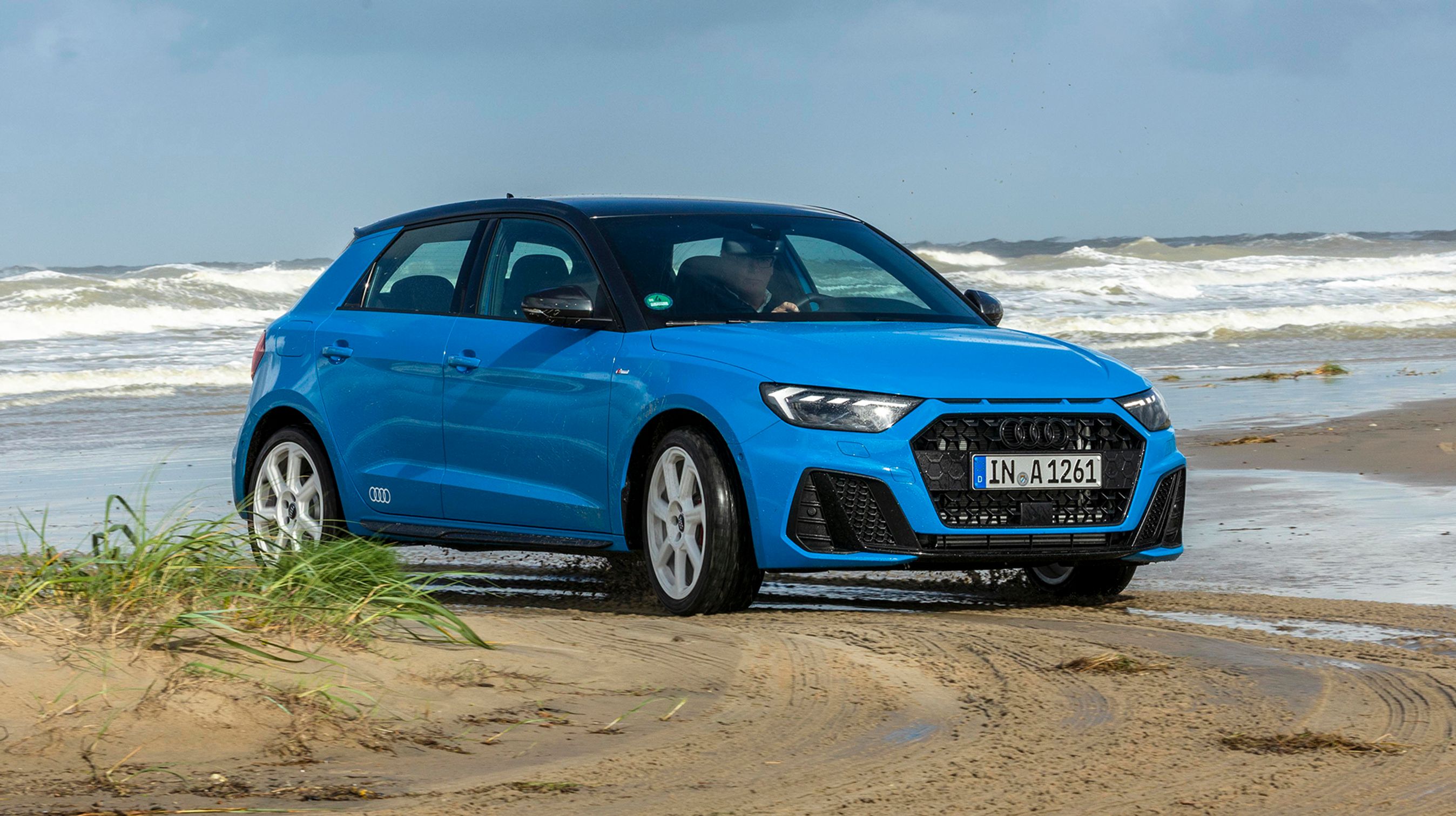 Fronten på den nye Audi A1 har fået den store typiske grill, der går igen i alle de nye modeller. Forlygterne er altid af LED-typen, men man skal tilkøbe matrix-funktionen.