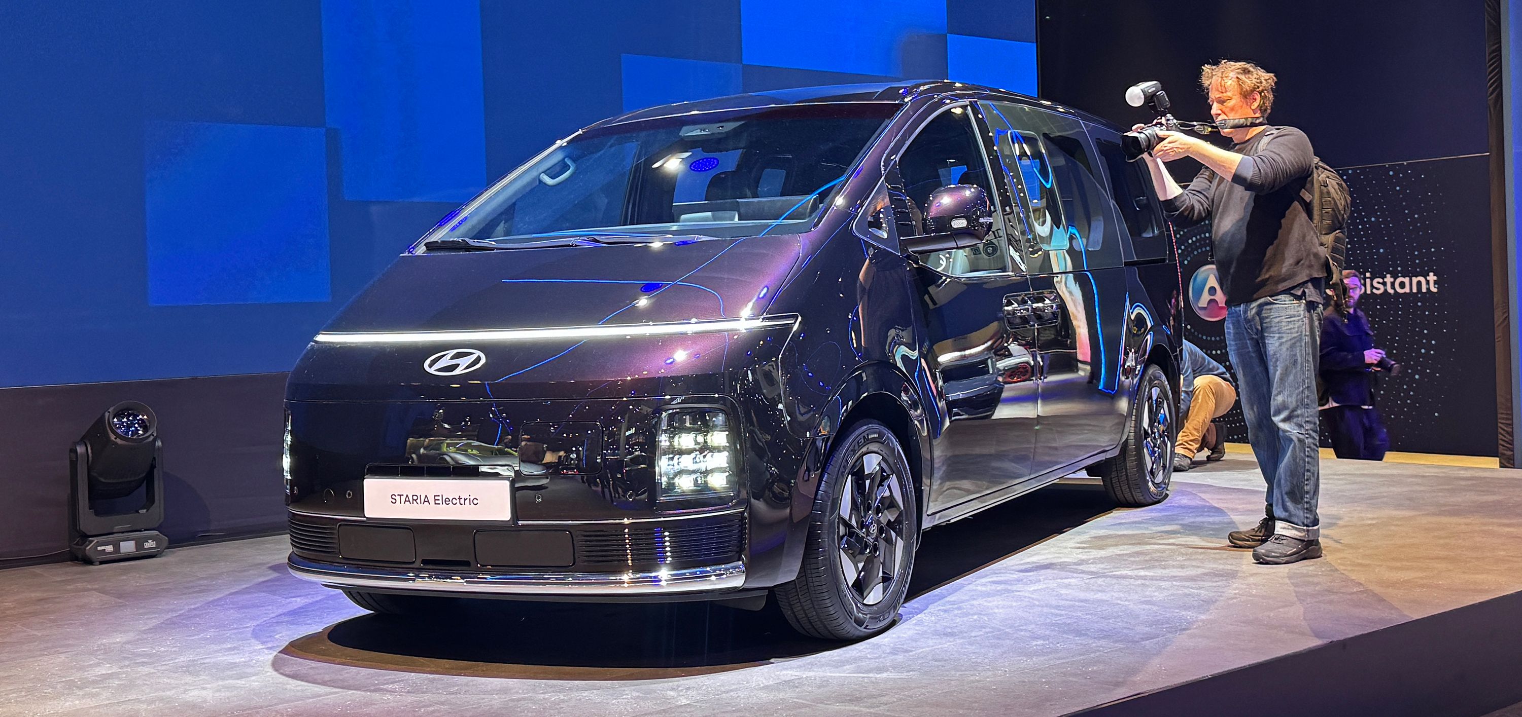 Hyundai Staria forfra på scene.