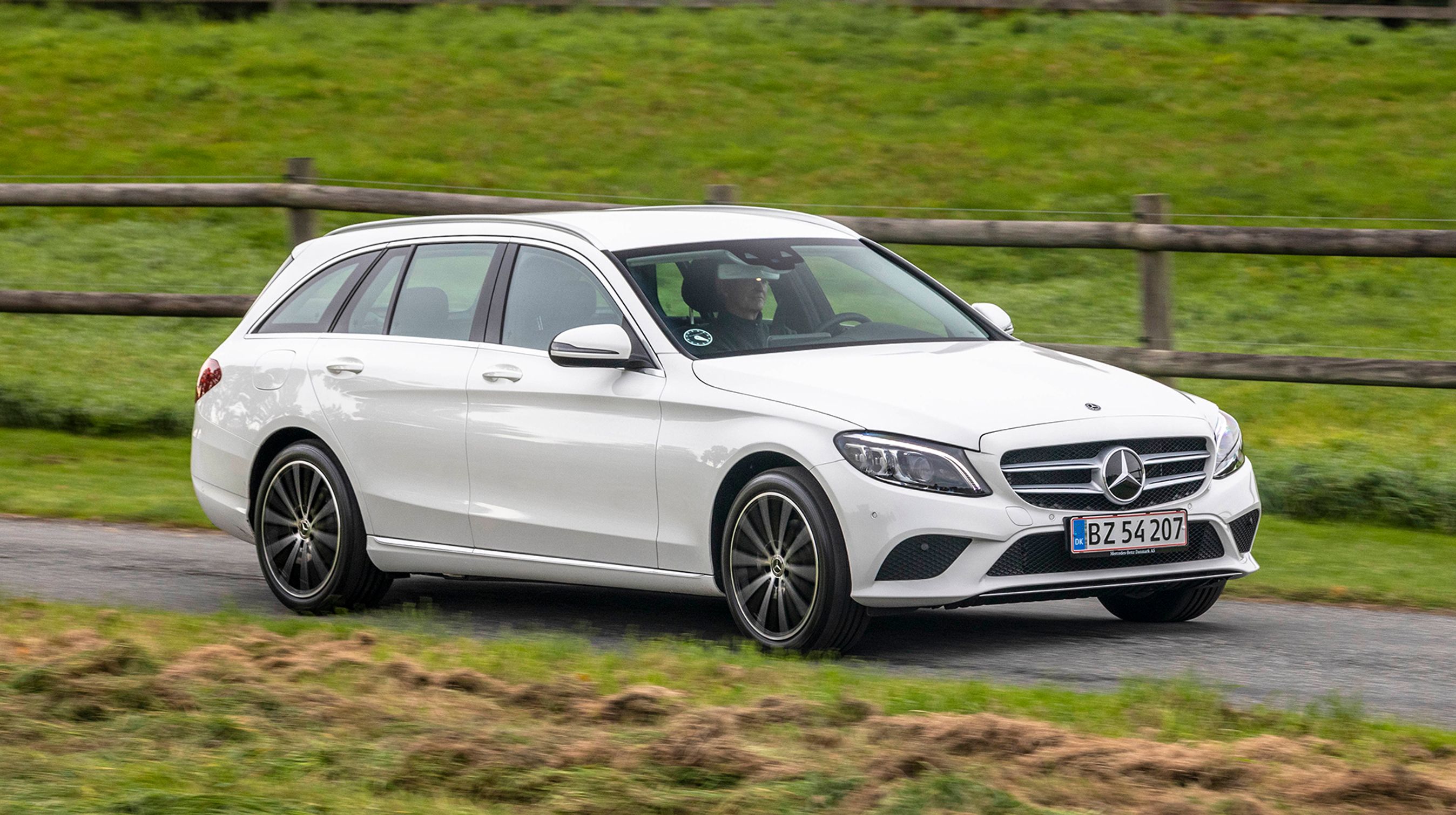 C-klassen fik et facelift sidste år, men for at fuldende designopdateringen skal man tilkøbe en pakke til 100.000 kr. med et væld af udstyr herunder adaptive LED-forlygter.