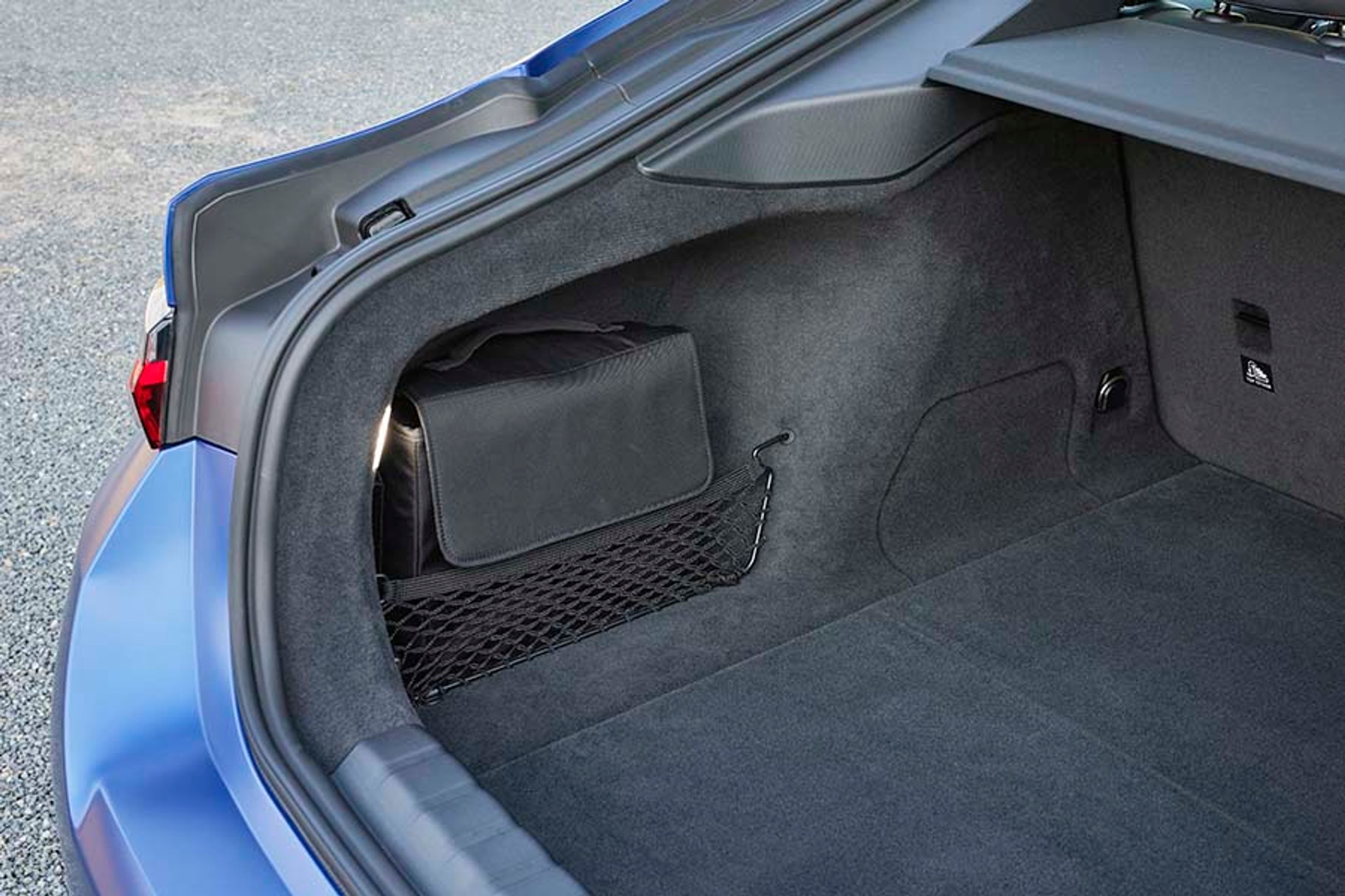 I siden af bagagerummet er der gjort plads til en taske til ladekablerne. En god løsning, så man slipper for at lede efter kablerne under gulvet.