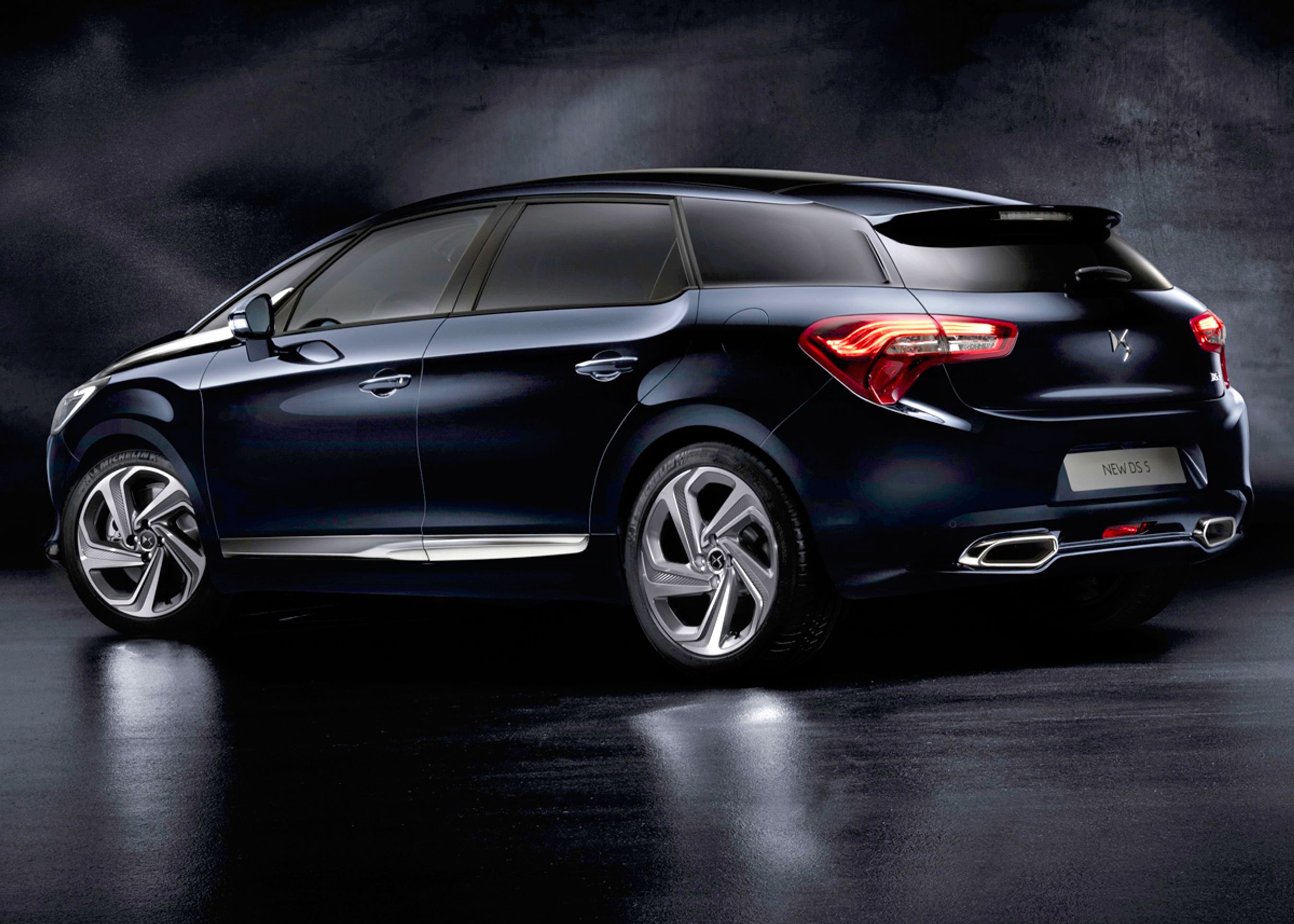 Den nye DS 5 har samme grundform som sin forgænger, dvs. en SUV-agtig femdørs, men alt er nyt. Fotos: DS