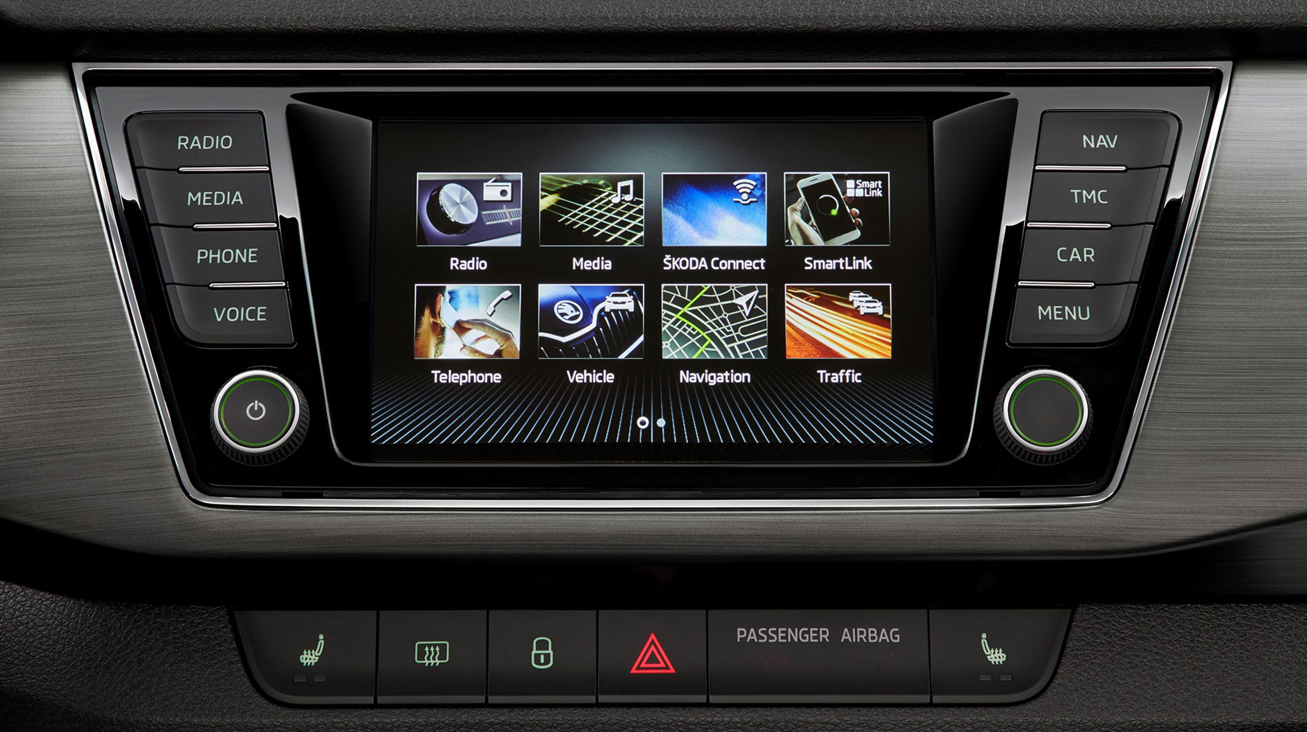 Skærmen er nu på 6,5 tommer i alle versioner. Det er en trykskærm. De bedste udgaver har Apple CarPlay som standard, mens navigationsanlæg skal tilkøbes som fabriksmonteret ekstraudstyr.