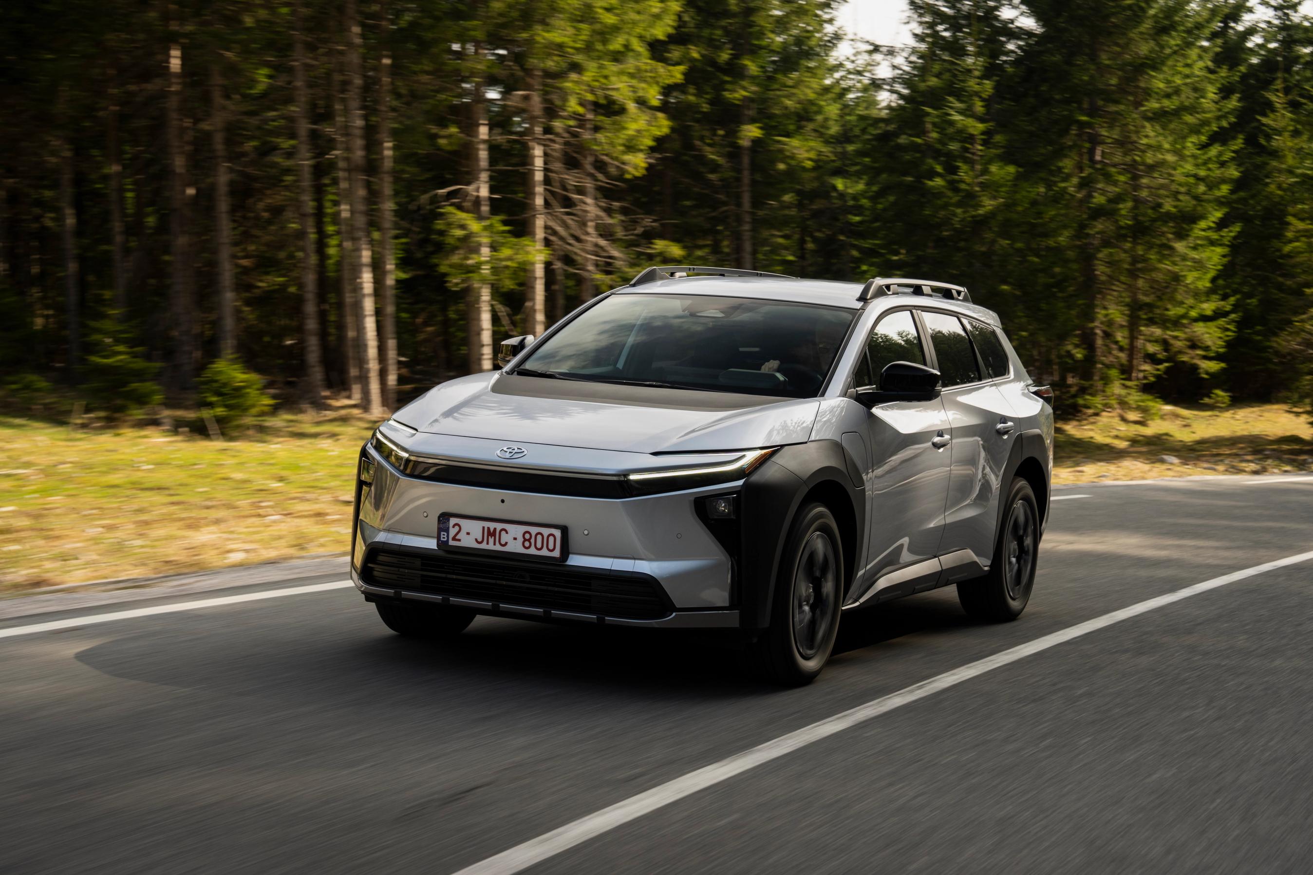 Toyota bZ4X Touring set forfra, mens den kører på en skovvej