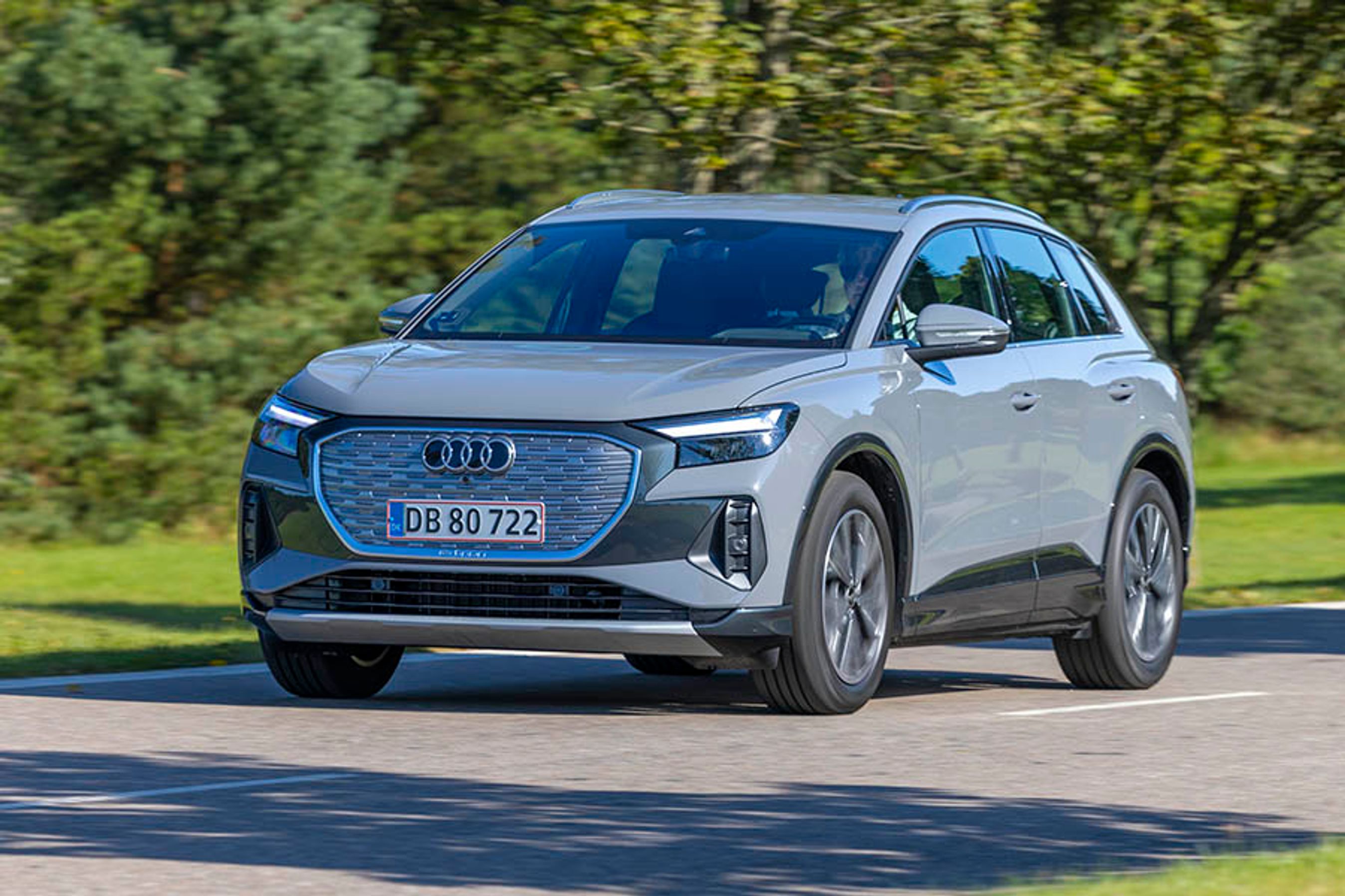 Audi Q4 e-tron er søsterbil til Skoda Enyaq og VW ID.4. Den fås i to udgaver, enten som denne SUV eller som Sportback, hvor bagenden er gjort mere skrånende.