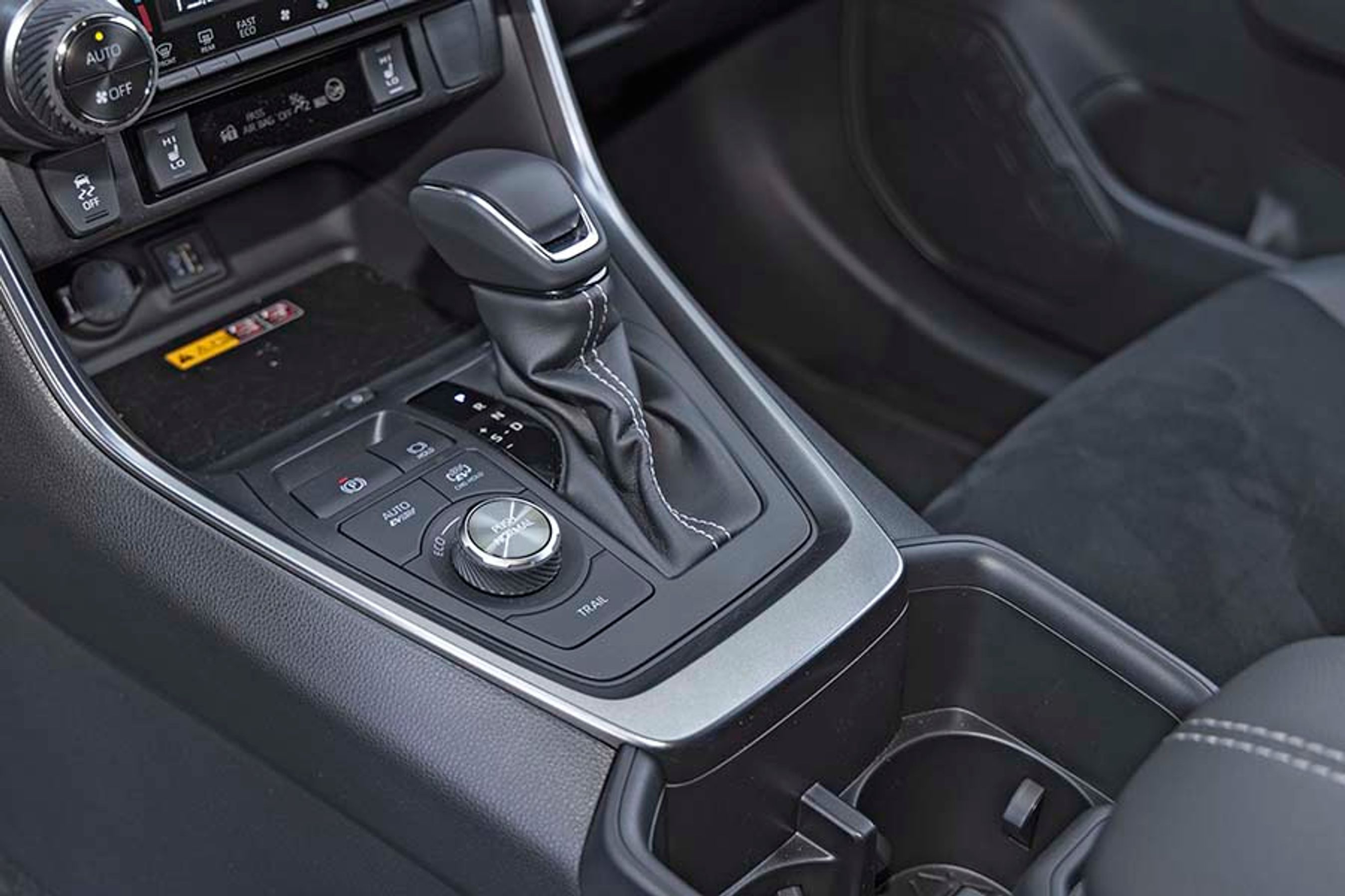 Det er en stor klods af en gearvælger, og den betjenes traditionelt, så alle ture skal slutte med, at du sætter den i ”P”, her er ingen elektrisk hjælp at hente. Bemærk Trail-knappen, der sikrer ens træk på for- og bagaksel. 