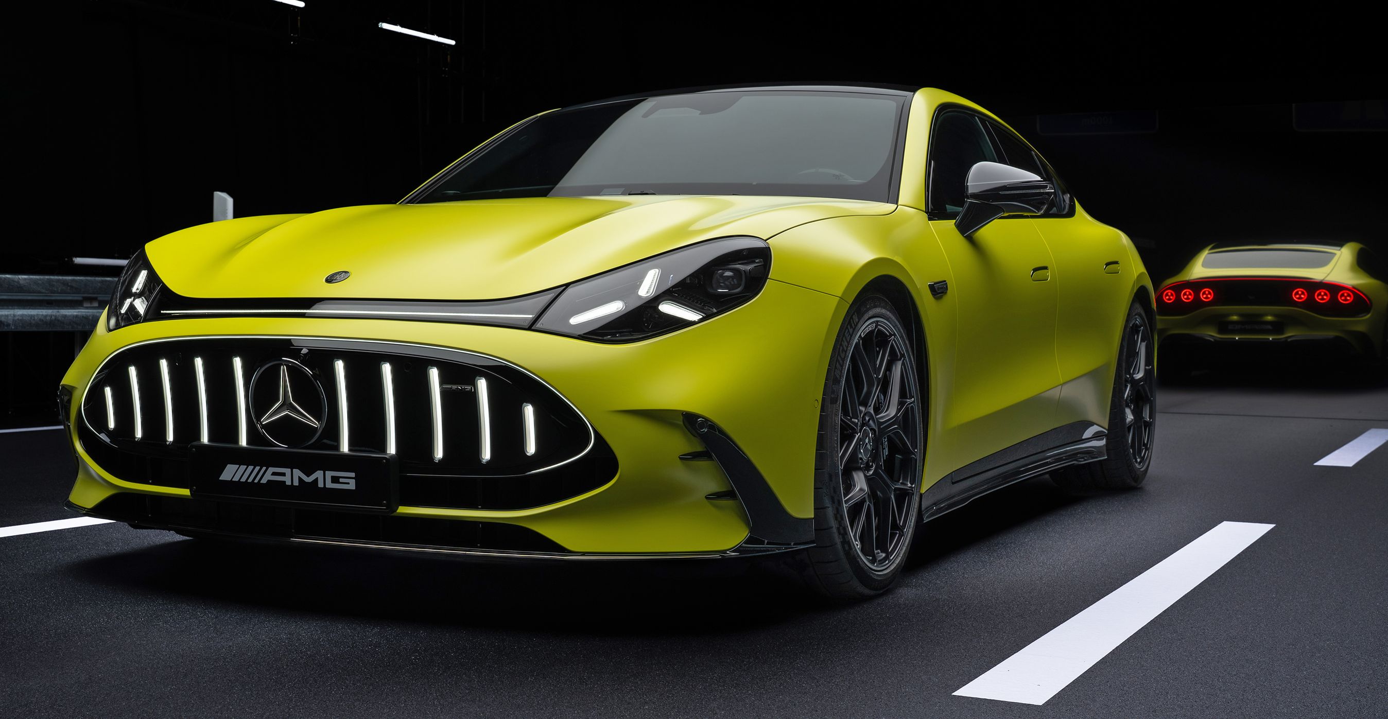Gul Mercedes-AMG forfra.
