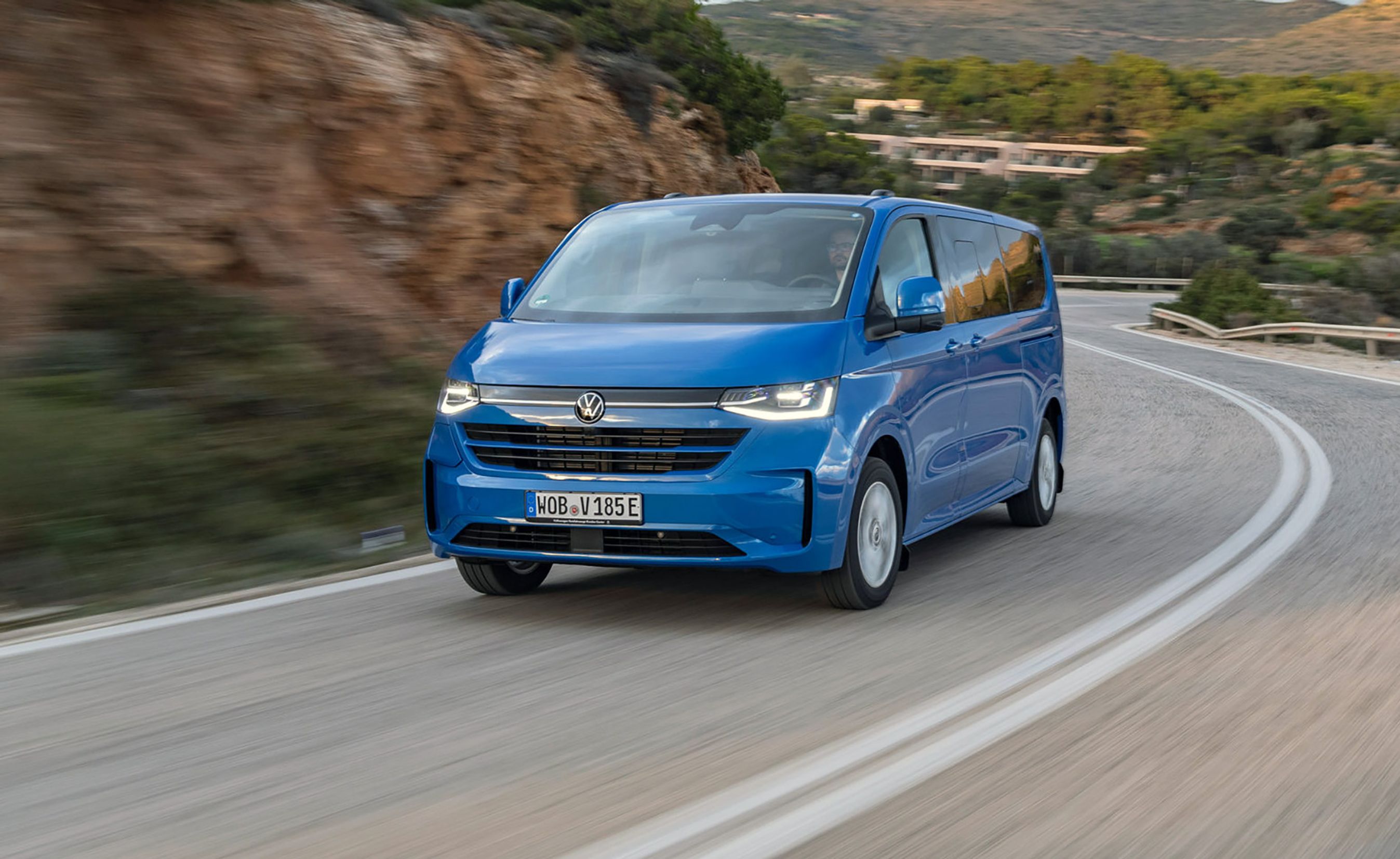 VW e-Caravelle set forfra, mens den kører op ad bjergvej