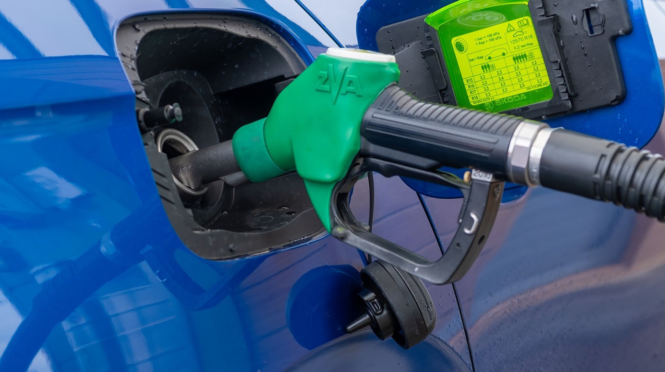 Tankpistol sidder i en bil