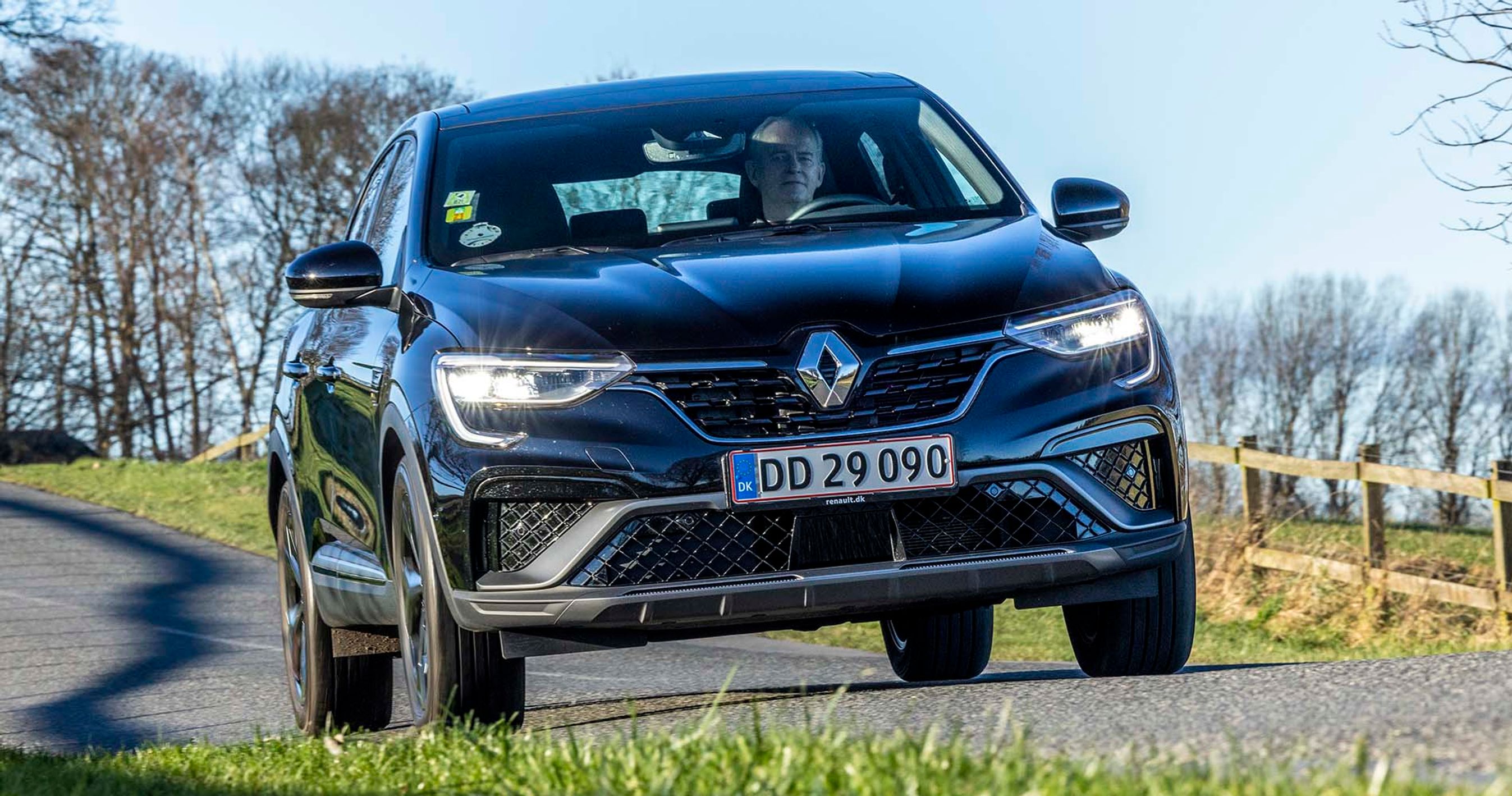 Forlygterne er af LED-typen, men ikke af den adaptive matrix-type. Billigste udgave af Renault Arkana koster fra 286.000 kr.