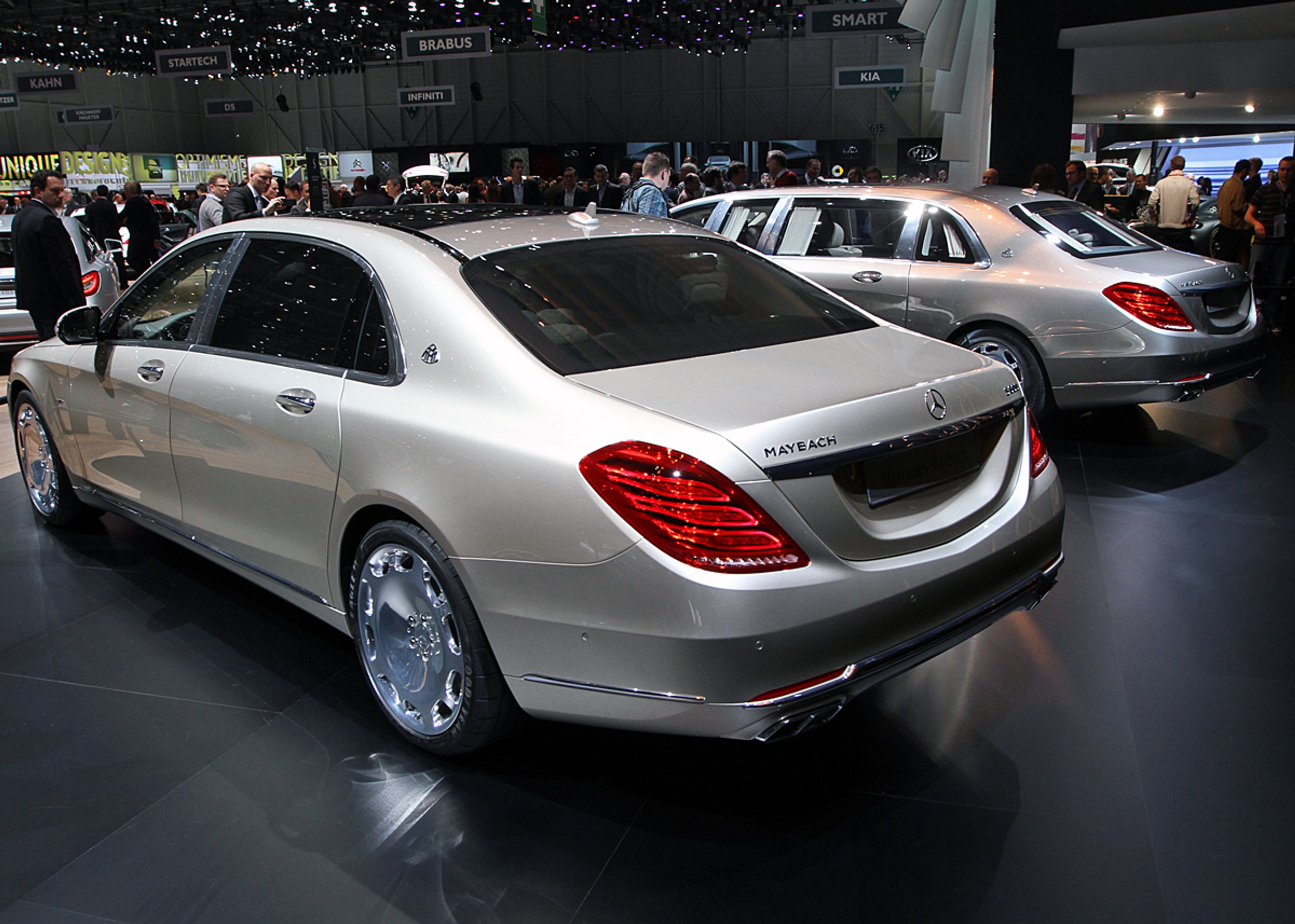 Den "almindelige" Mercedes-Maybach i forgrunden og den ekstra lange, dyre og luksuriøse Pullman bagved.
