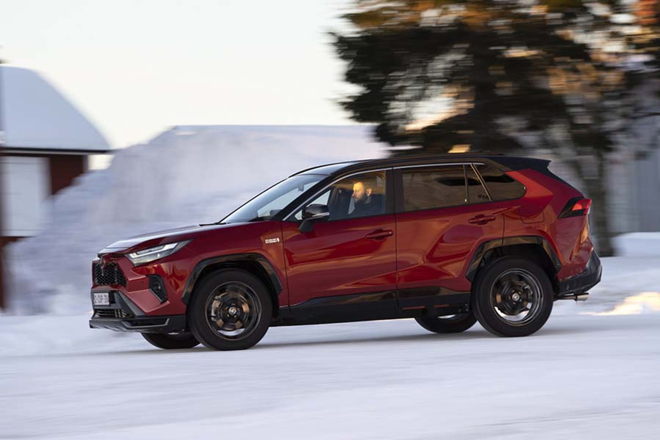 Nyt er sorte skærmkanter og sorte lister langs ruderne. Her er det den nye GR-udgave af Toyota RAV4.