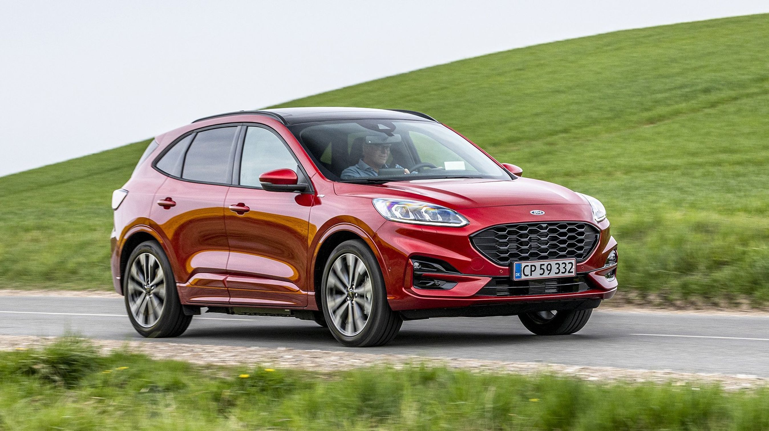 Rød Ford Kuga set fra siden på landevej
