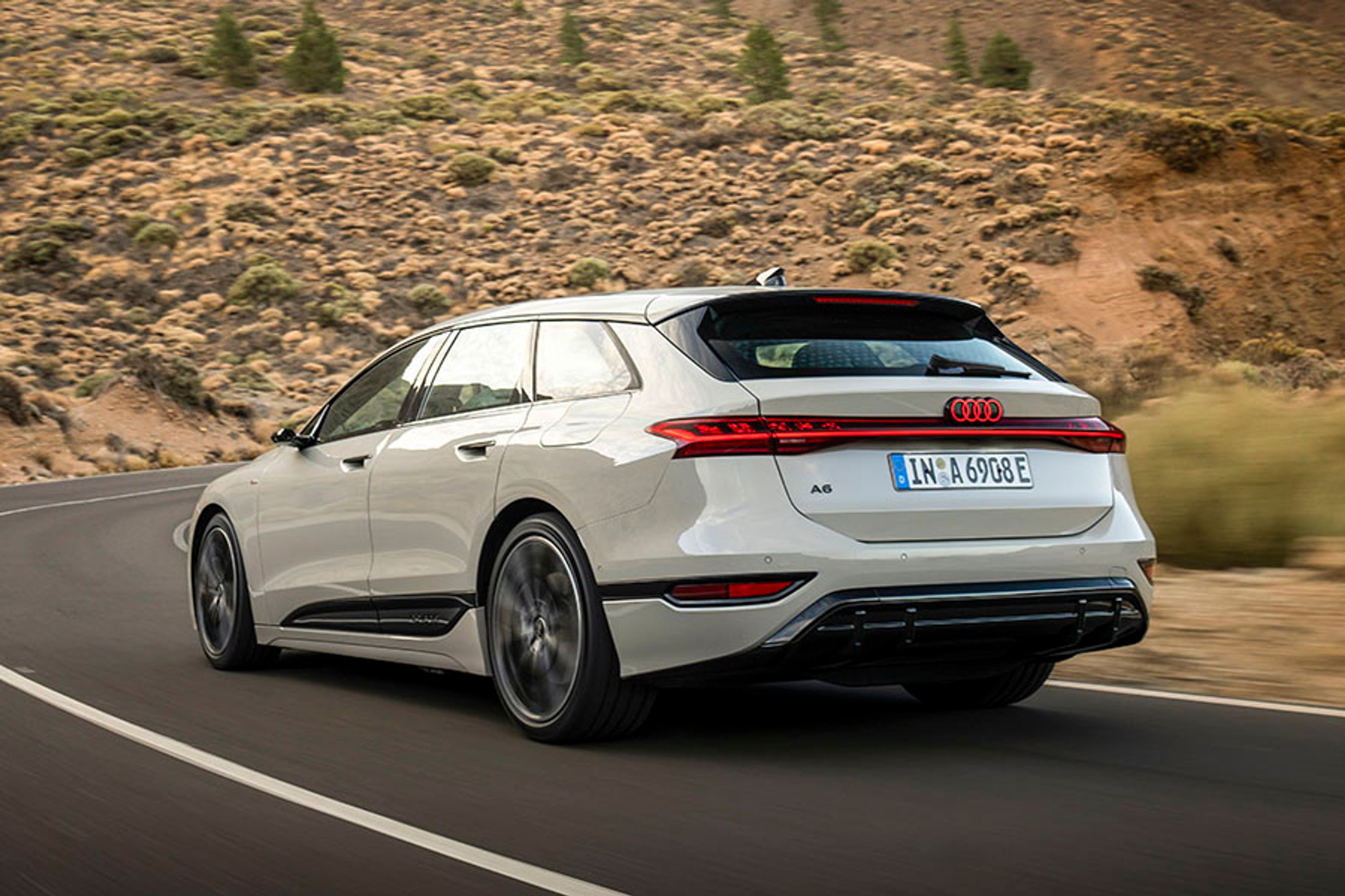 A6 fås både som femdørs og som stationcar. I begge tilfælde kan tilvælges et avanceret lygtebånd, der kan have mange udseender.