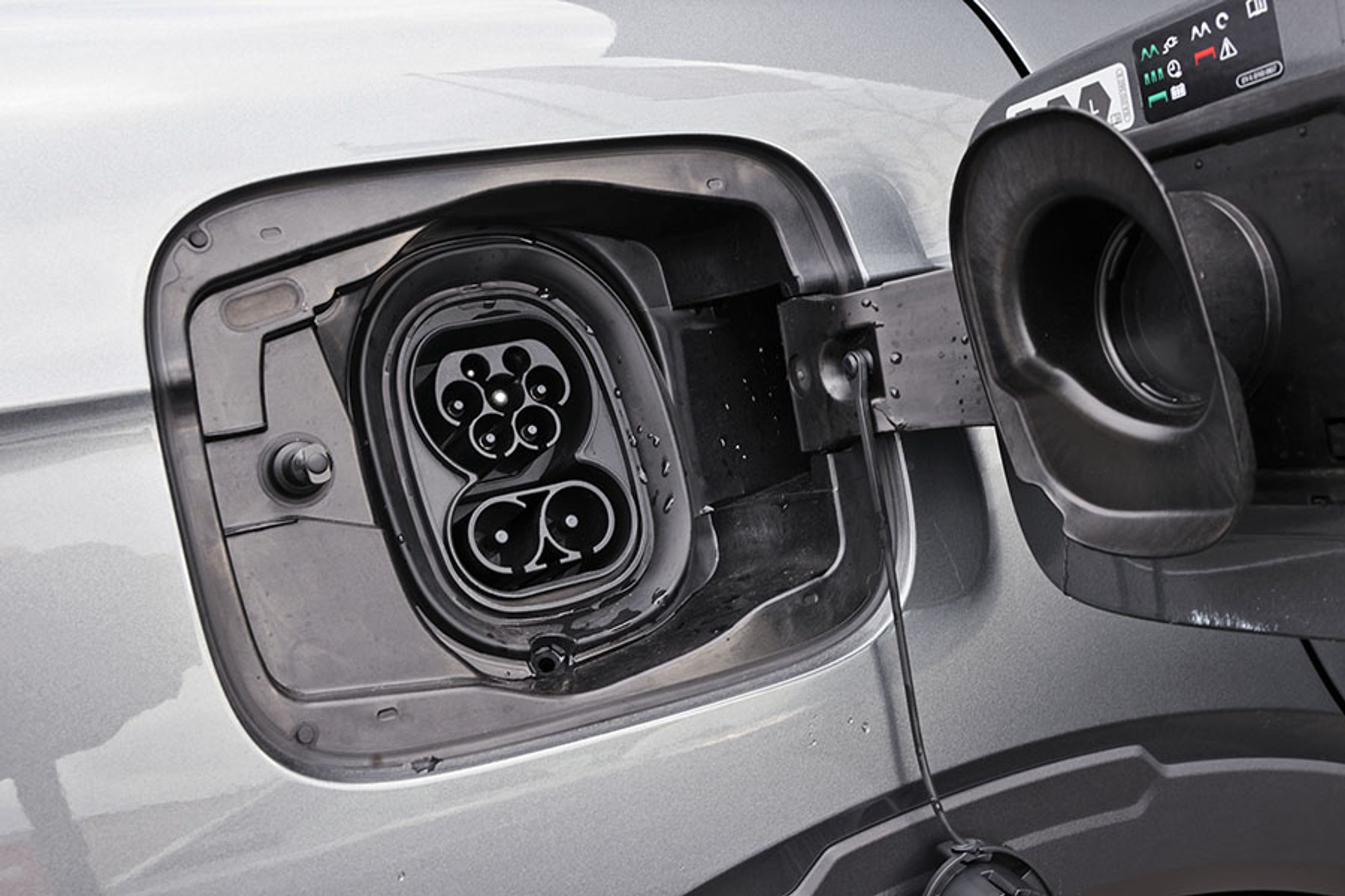 Ladelugen er placeret ved højre baghjul. Der er indbygget tætning i klappen, så man ikke skal kæmpe med gummipropper. Bilen kan lades med op til 145 kW på farten og 11 kW, når man er hjemme.