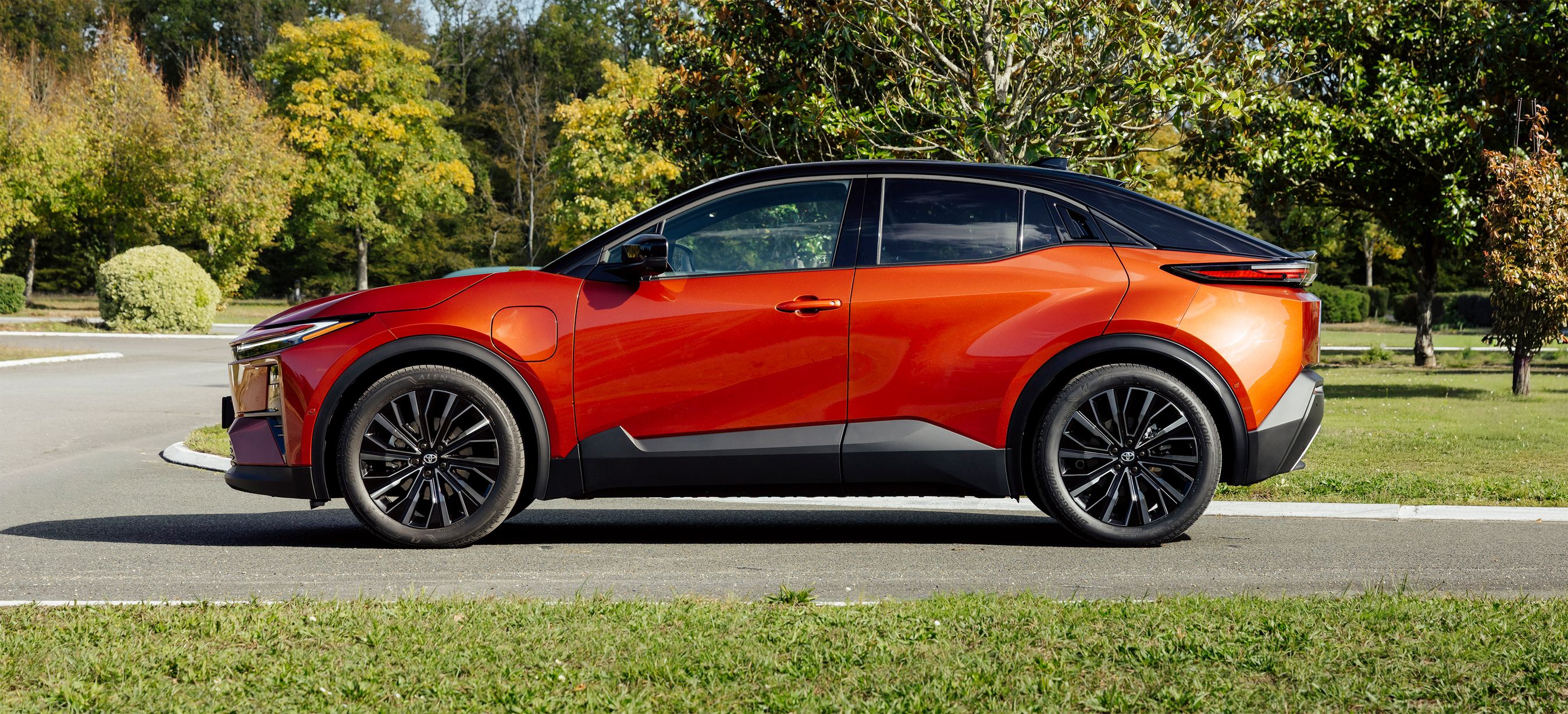 Orange Toyota C-HR+ i profil.