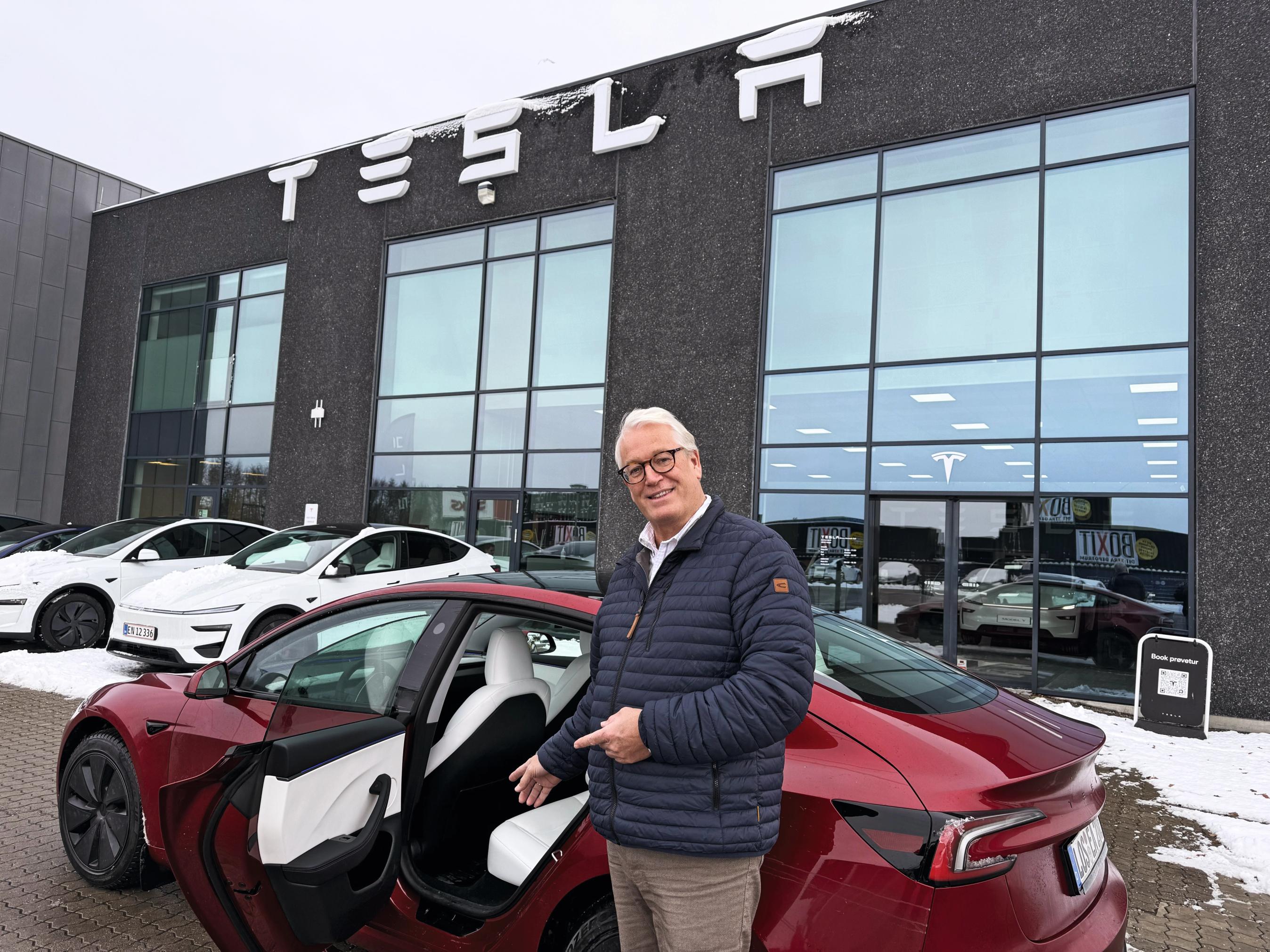 Bilteknisk redaktør hos FDM Søren W. Rasmussen gør sig klar til at sætte sig ind på bagsædet i en Tesla