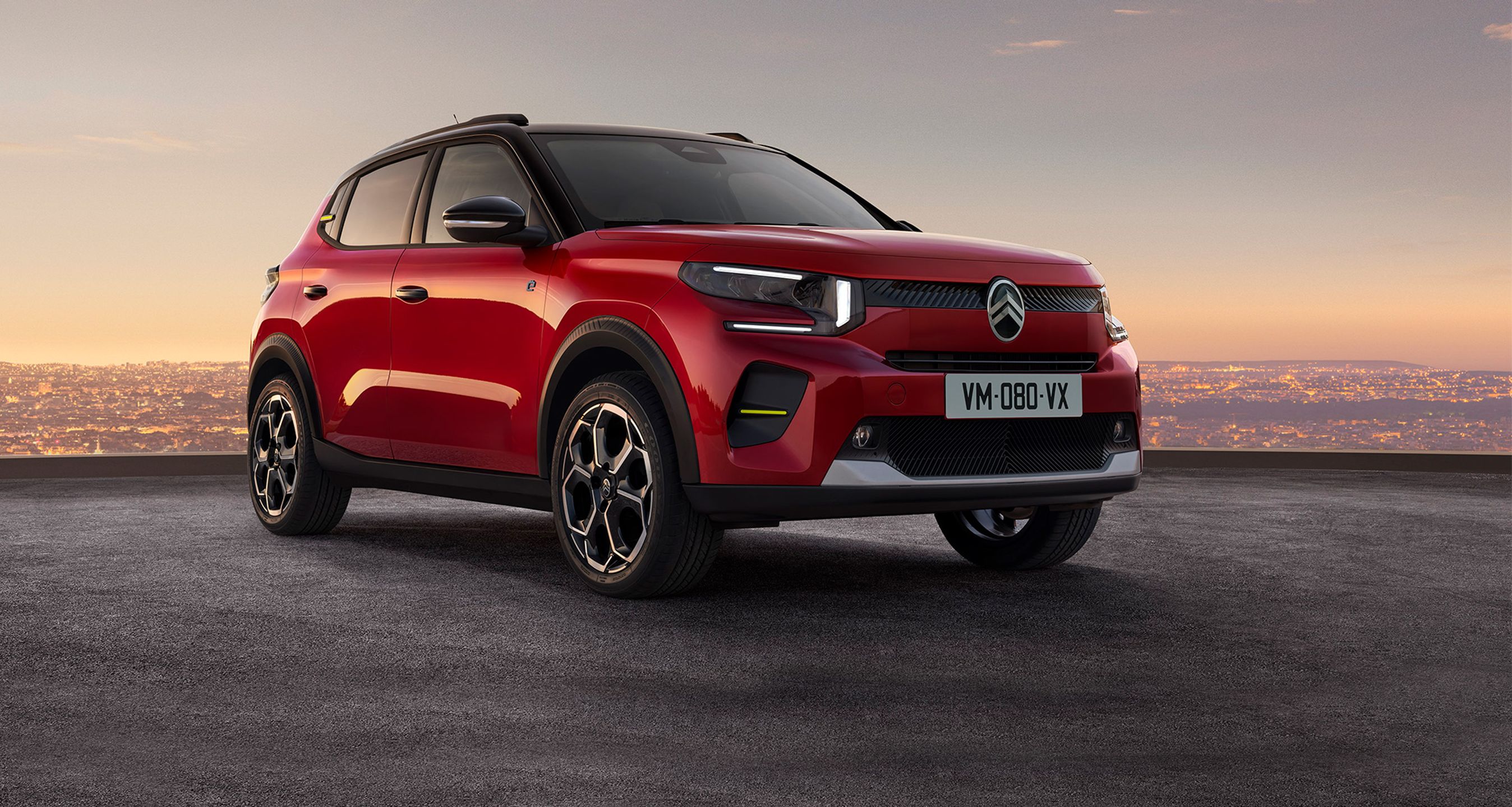 Citroën C3 i rød set forfra.