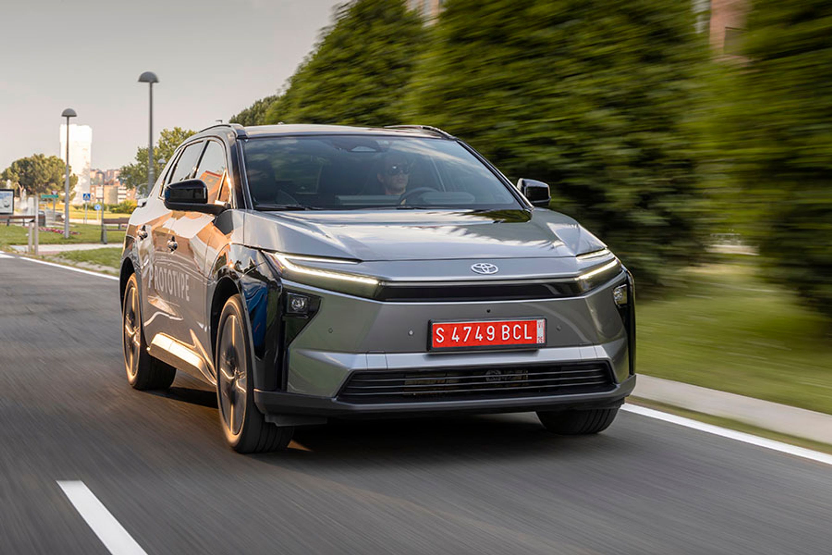 Den nye udgave af Toyota bZ4X kommer til efteråret med valg mellem to batteristørrelser. Priserne begynder ved 300.000 kr.