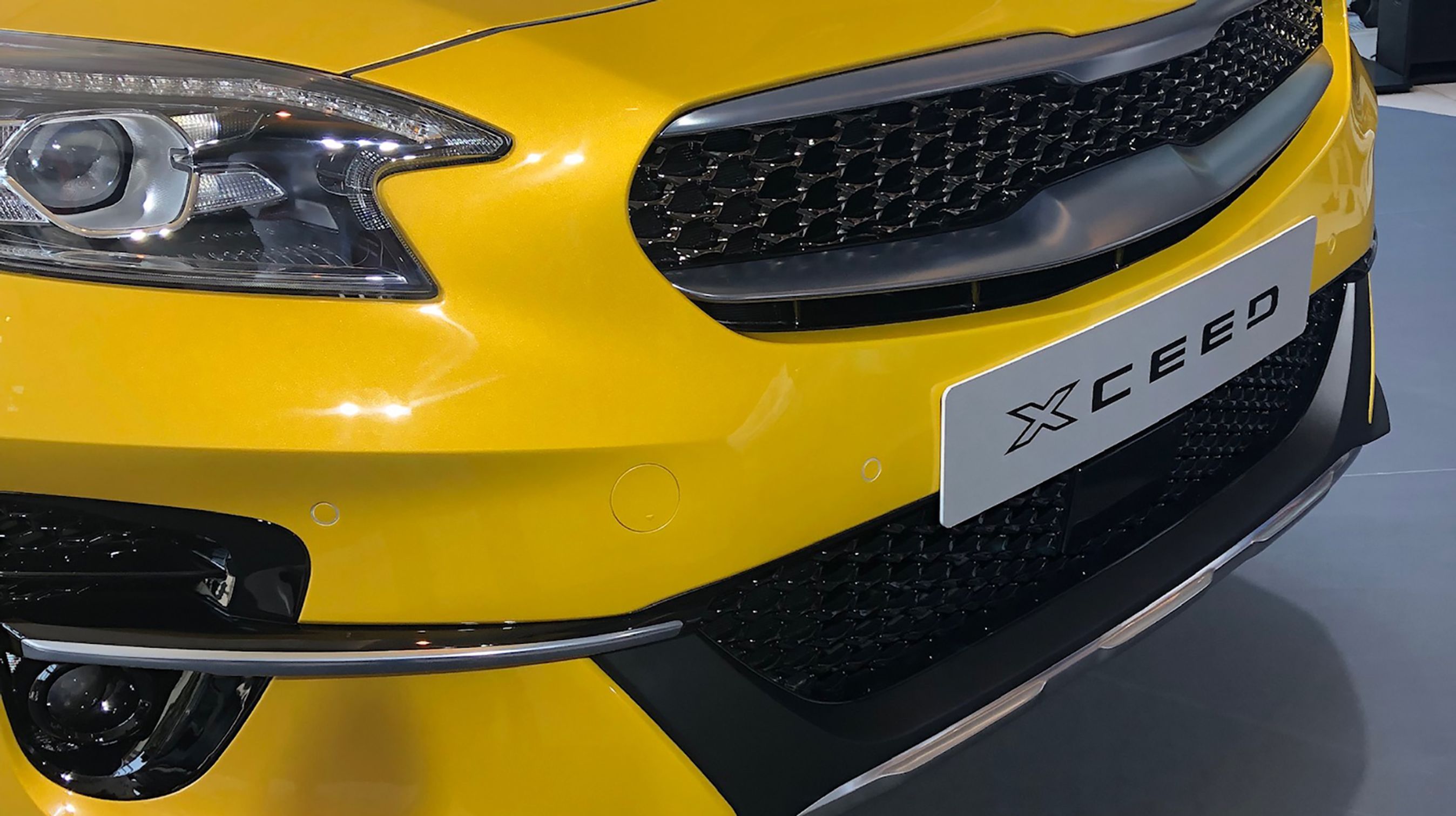 Smarte forlygter og en grill med særligt design får Kia Xceed til at stikke ud fra den almindelige Kia Ceed.