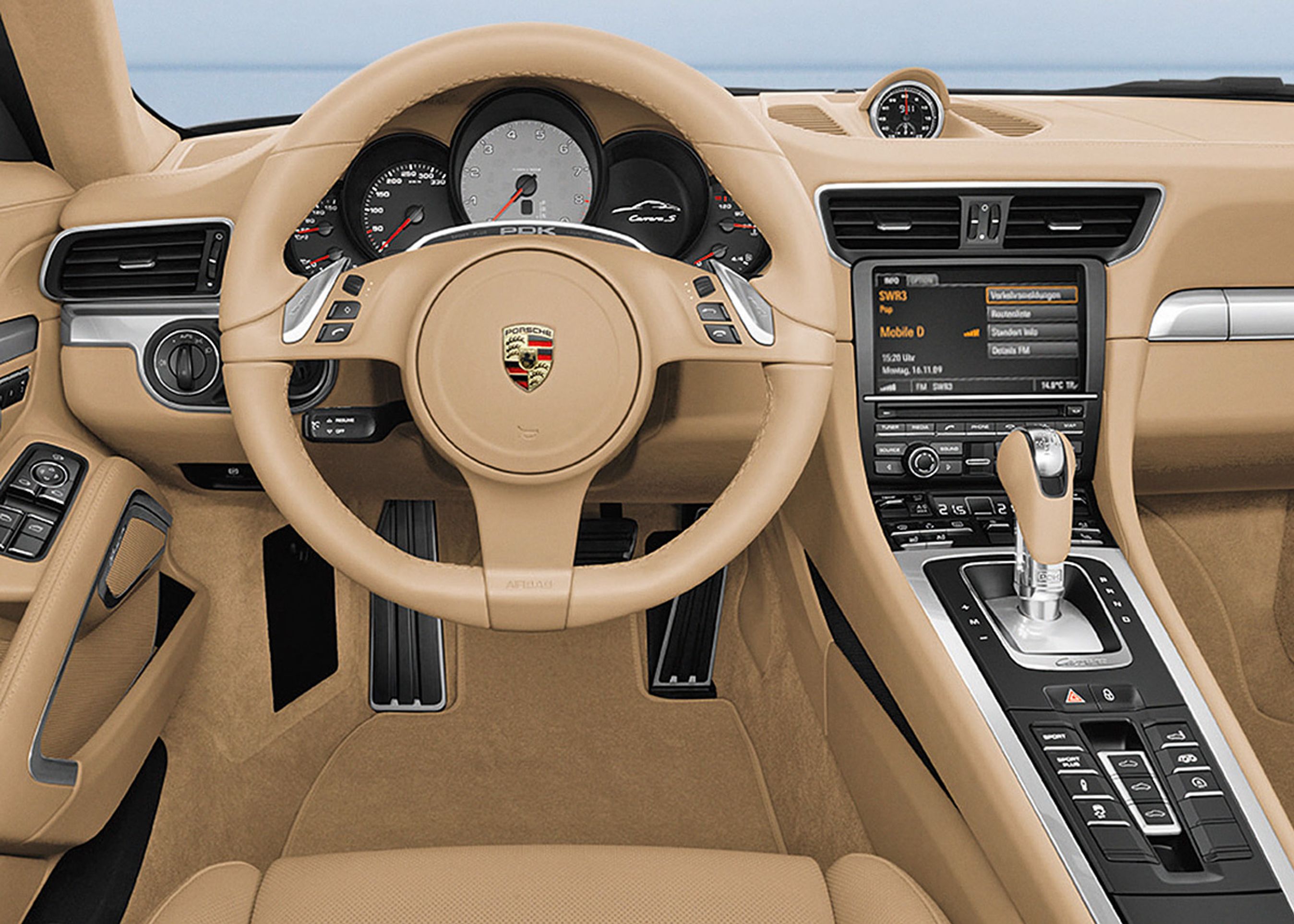 Føreren er nu endnu tættere integreret med cockpittet end før i kraft af, at midterkonsollen stiger op til fronten med den højt monterede gearstang eller -vælger. 