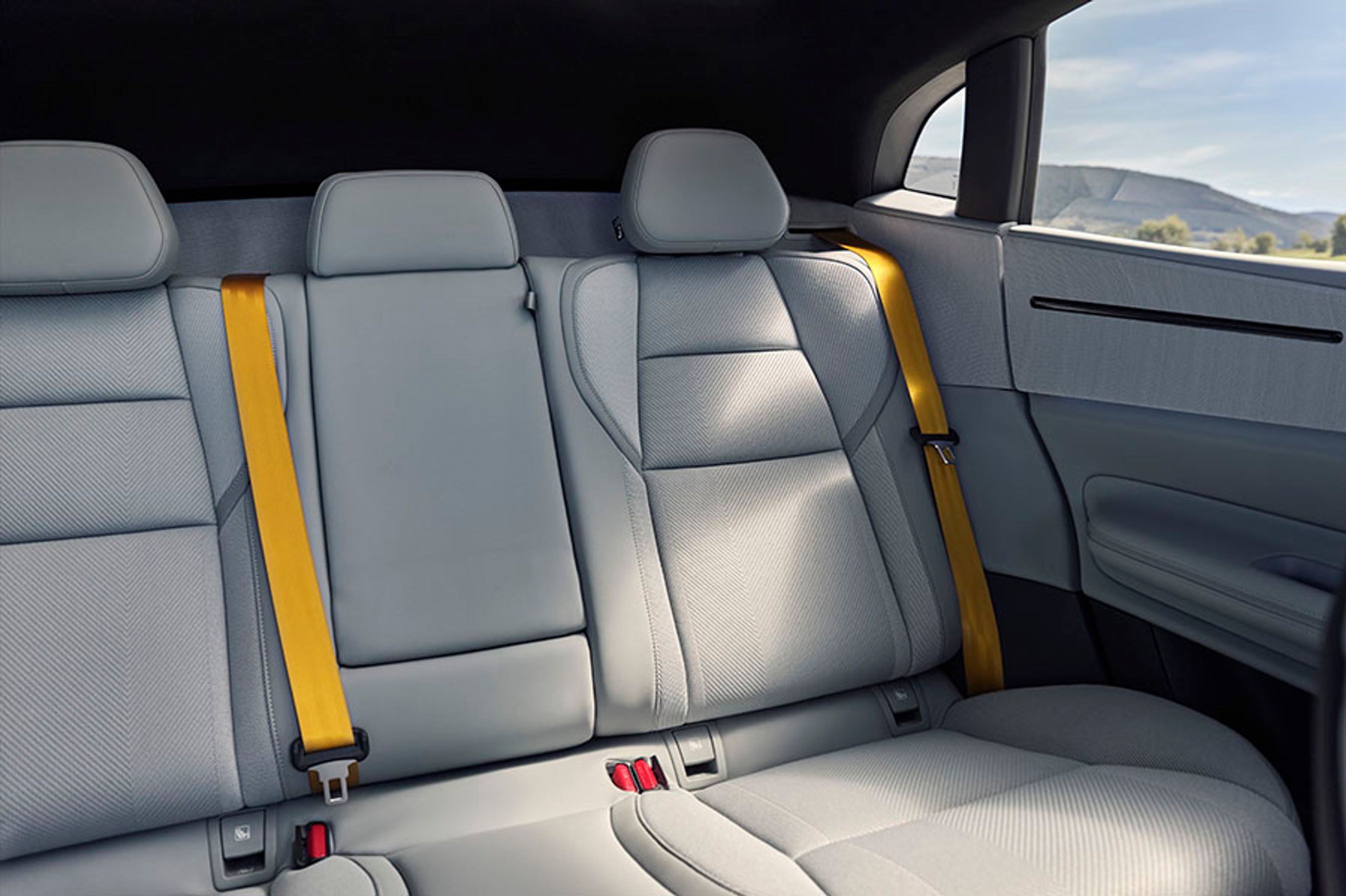 Der er en nærmest hule-agtig stemning ved bagsædet, idet der ikke er en bagrude. Der er fremragende plads, og der er meget fine materialer overalt. Bemærk de gule seler, der er en del af Performance-pakken.