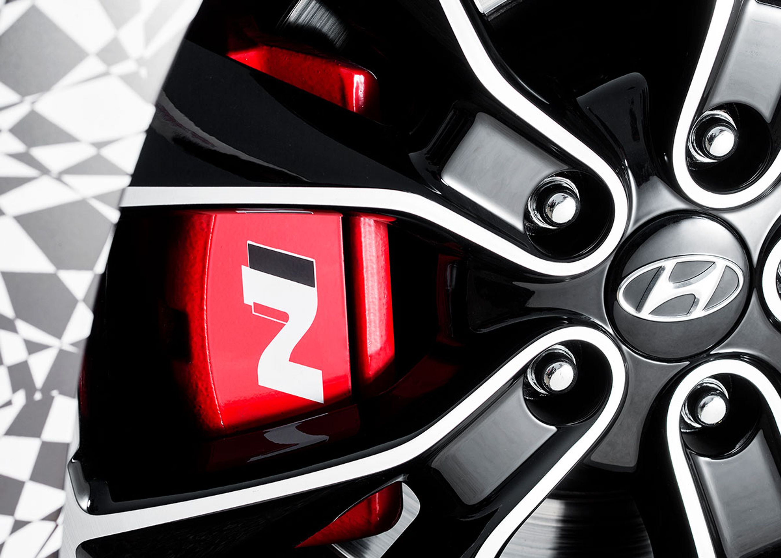 Fælge og bremser er store og avancerede, men teknikken er alligevel holdt nede på jorden, så bilen i sidste ende er til at betale.