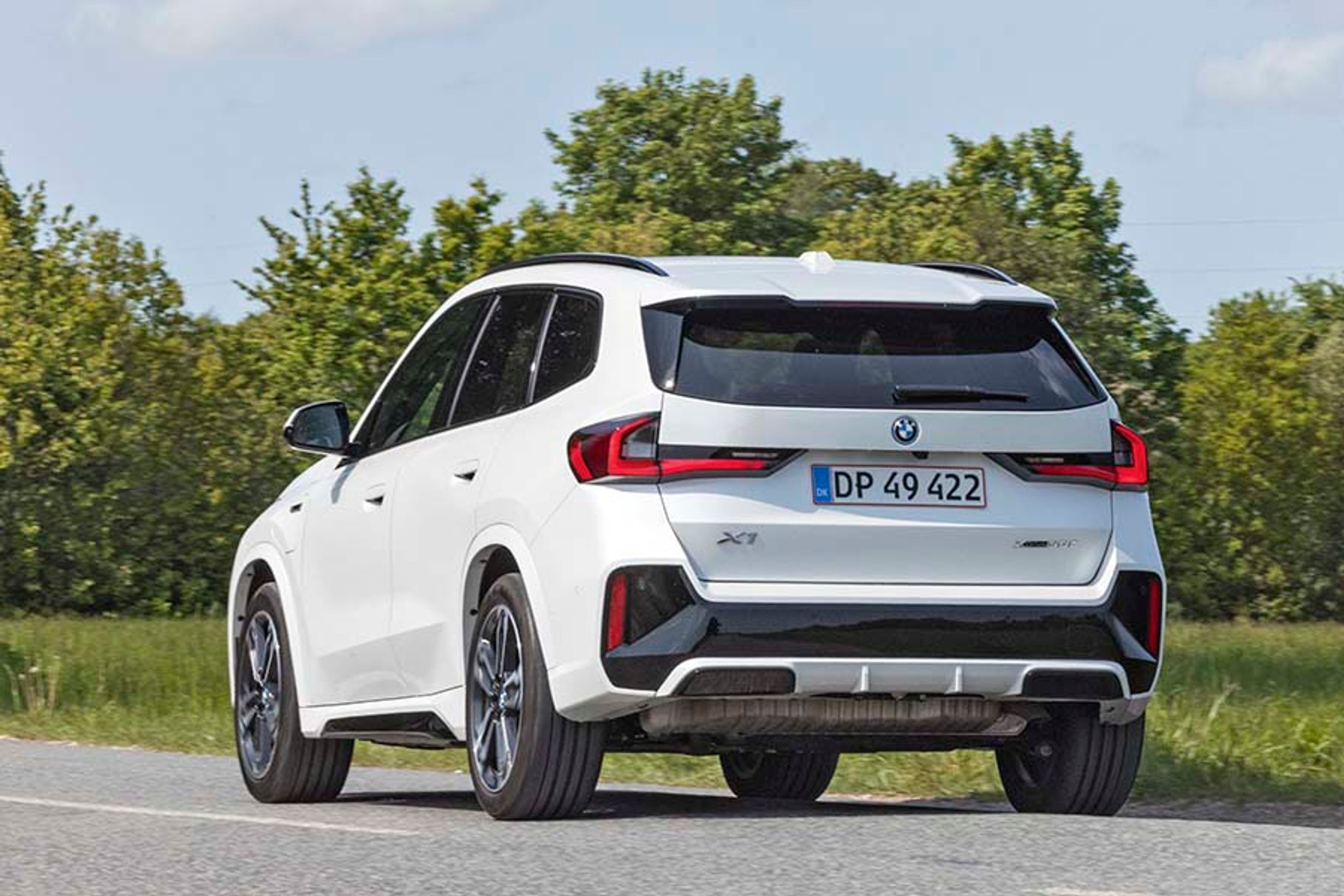 BMW X1 set bagfra, mens den holder på en landevej