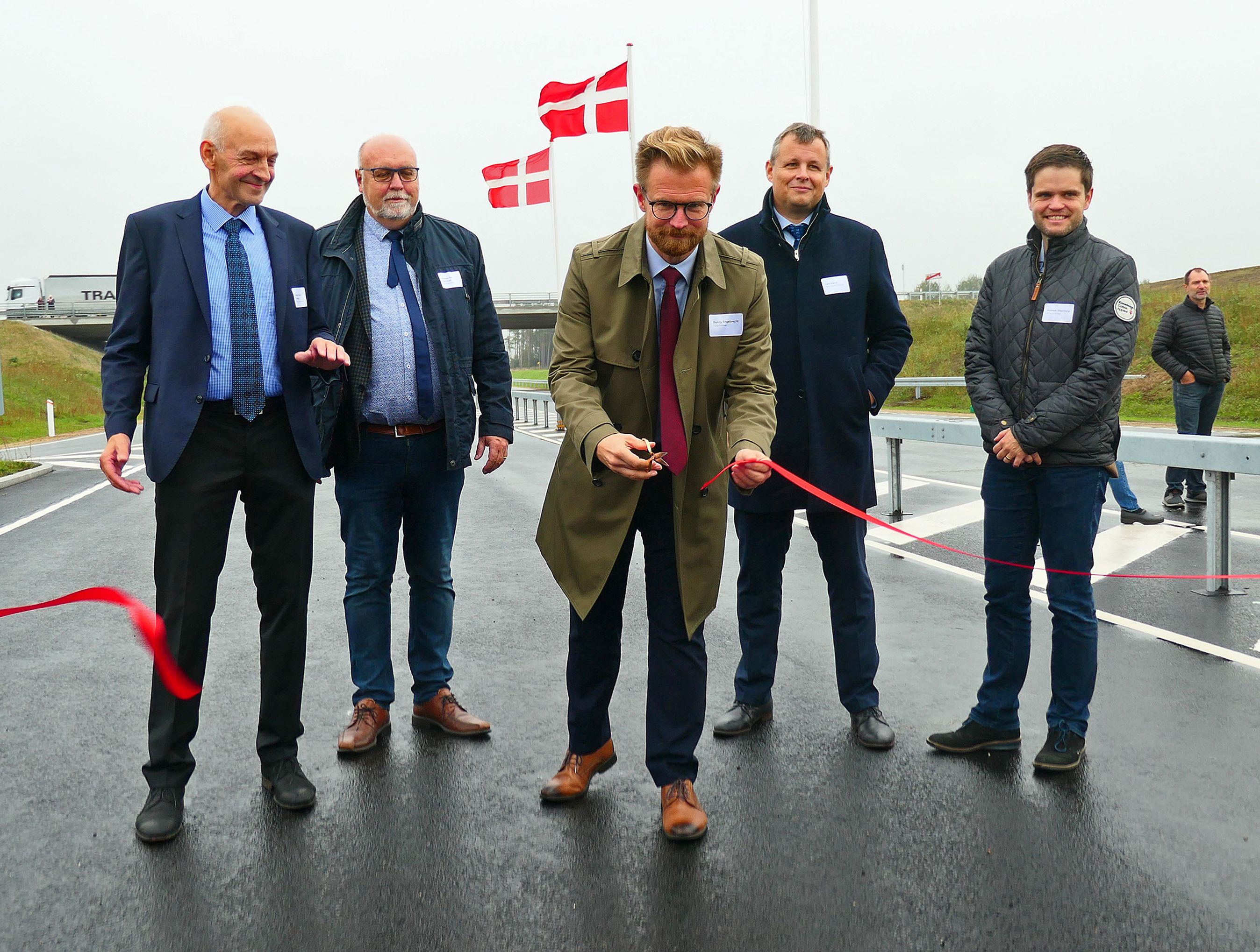 Transportminister Benny Engelbrecht havde den gyldne saks fremme 2. oktober, da Haderup Omfartsvej blev indviet.