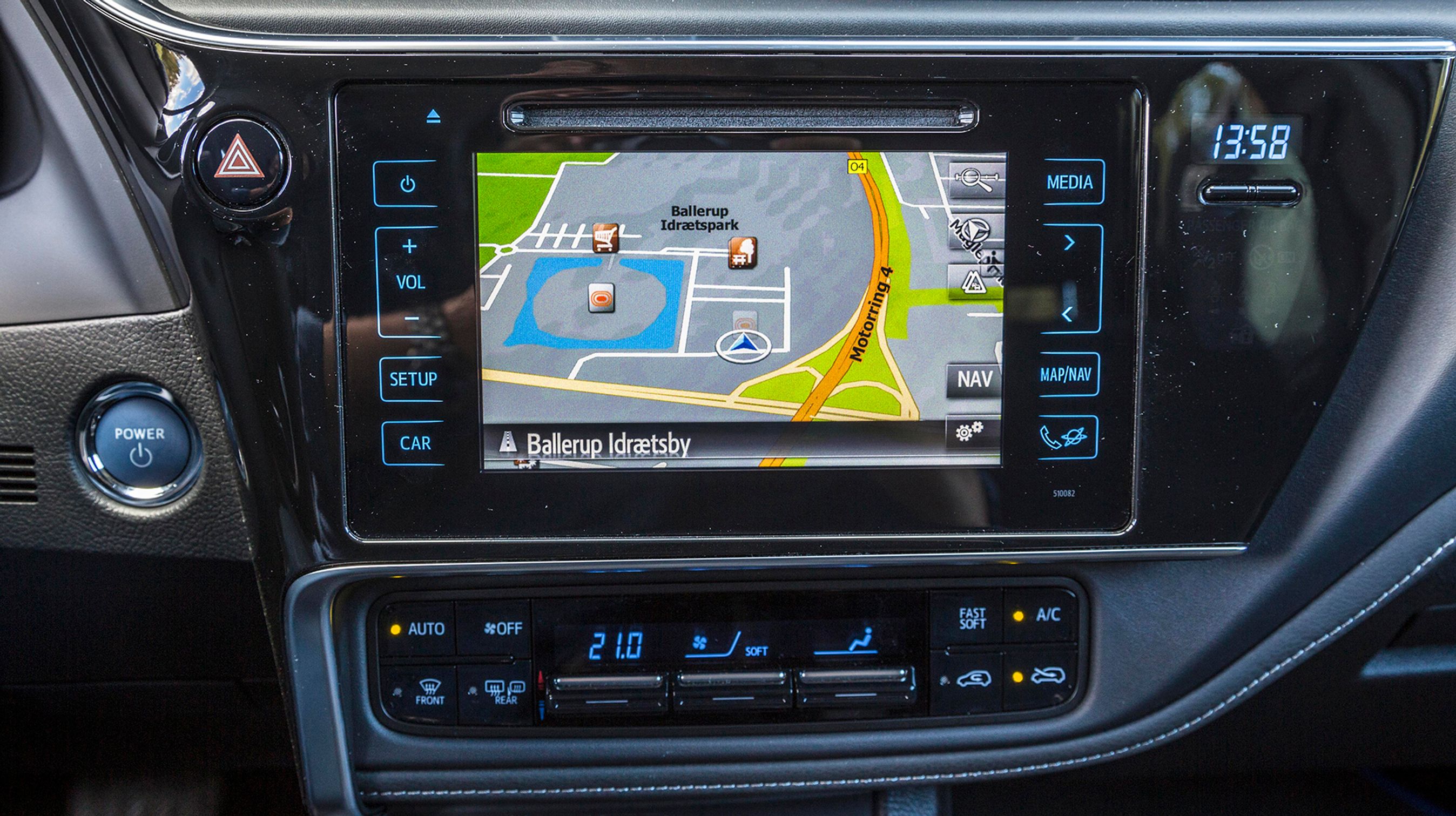 Skærmen i midten er pæn og tydelig, men den rummer ikke Apple CarPlay, og et indbygget navigationsanlæg koster hele 9.195 kroner ekstra.