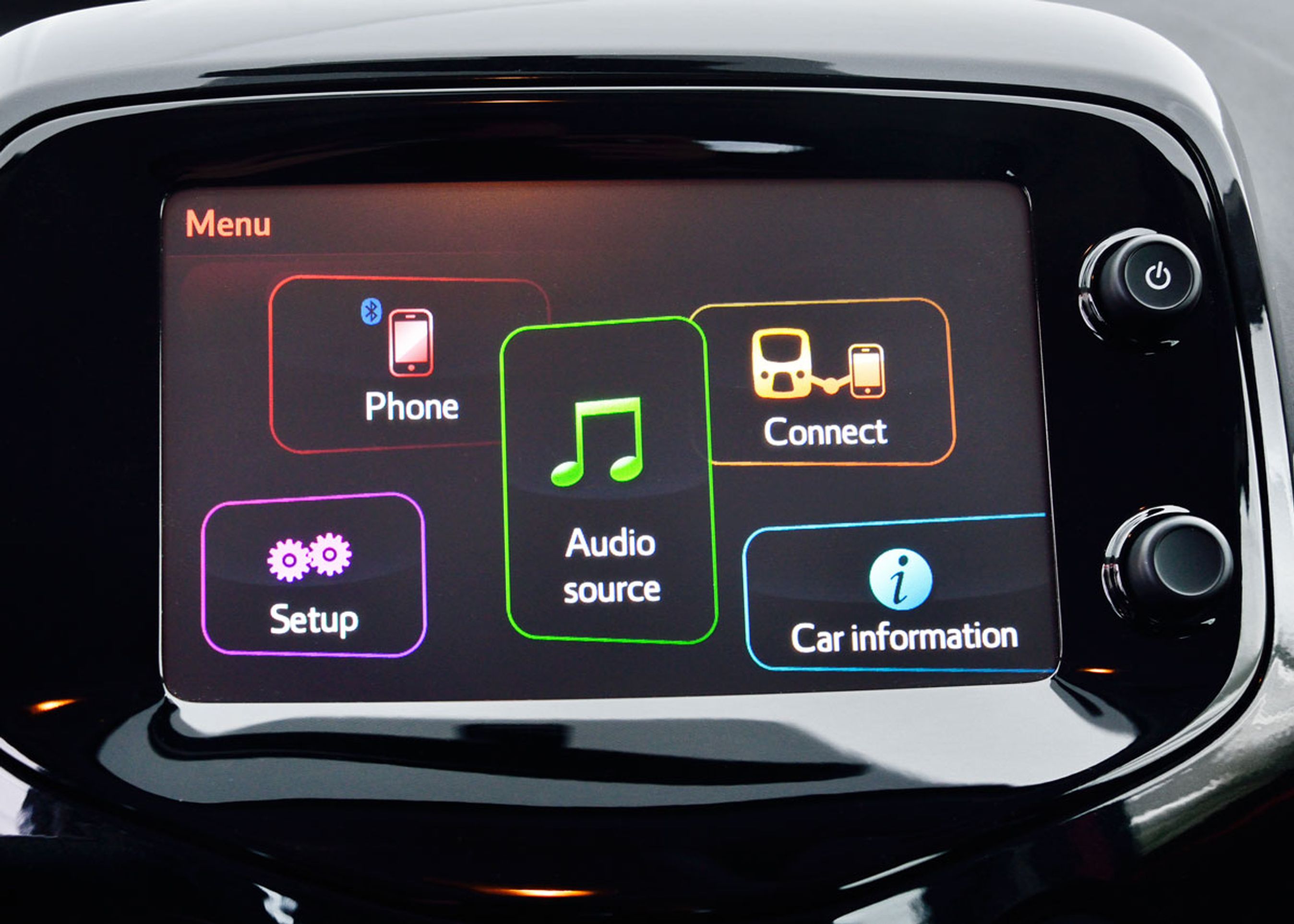 Aygo er ene om blandt de nye trillinger at tilbyde indbygget navigation. Men det virker som om, det er "klistret" på sent i processen, for lidt ulogisk skal man trykke på "Connect"-knappen for at aktivere navigationen. Men ellers virker det fint.