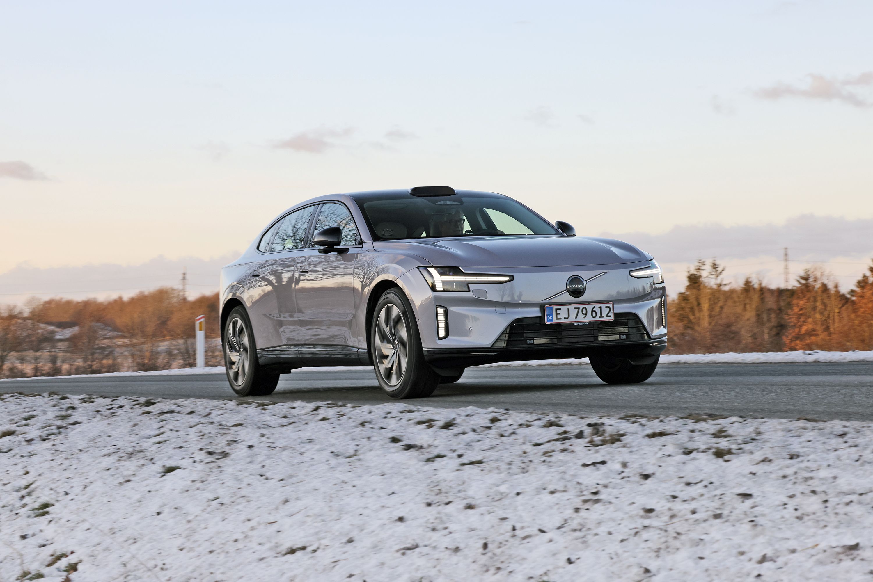 Volvo ES90 set forfra, mens den kører på vej med sne omkring