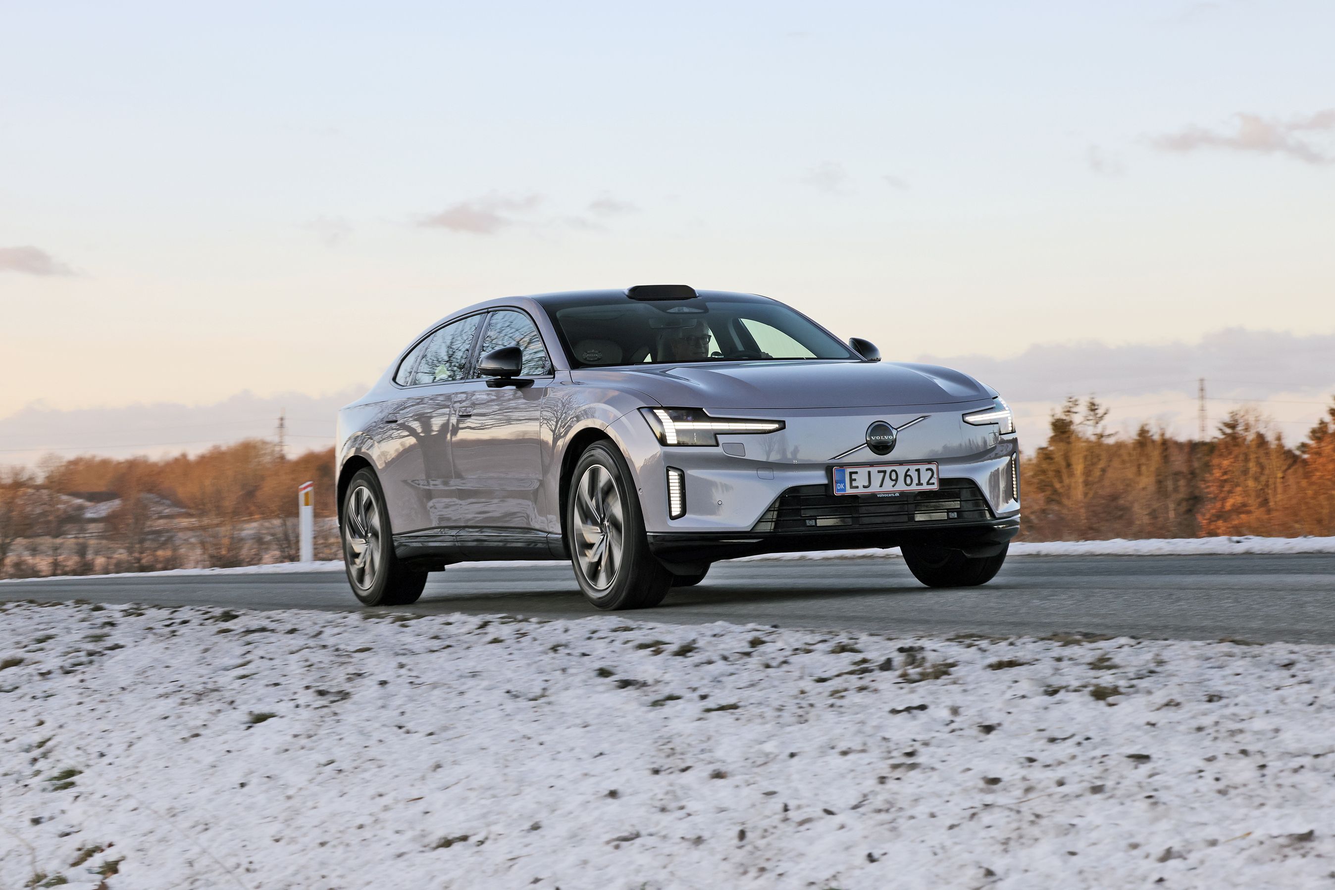 Volvo ES90 set forfra, mens den kører på vej med sne omkring