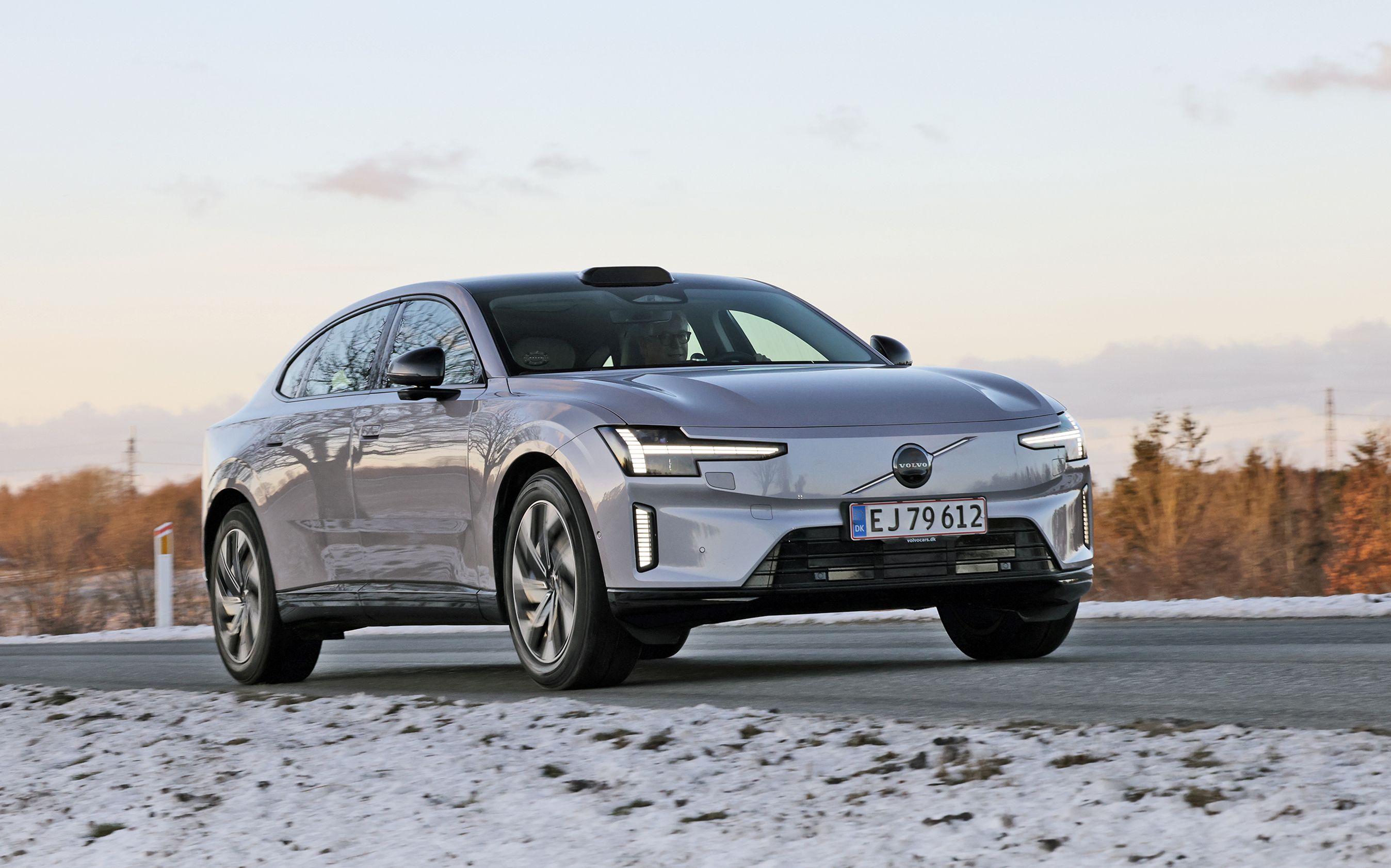 Volvo ES90 set forfra, mens den kører på vej med sne omkring
