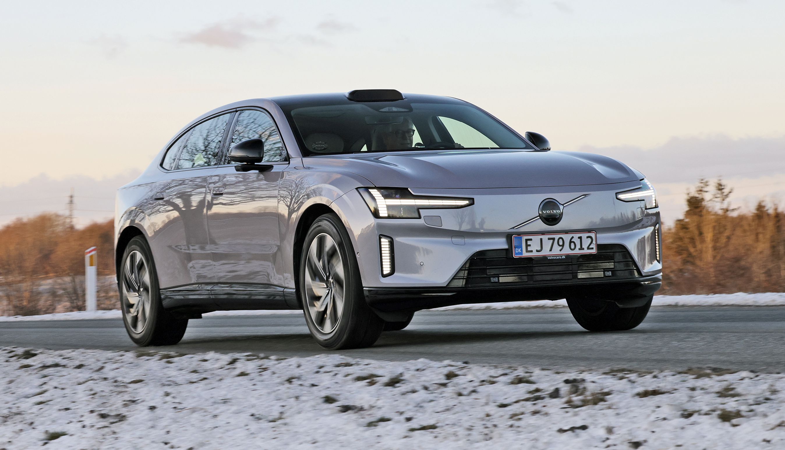 Volvo ES90 set forfra, mens den kører på vej med sne omkring