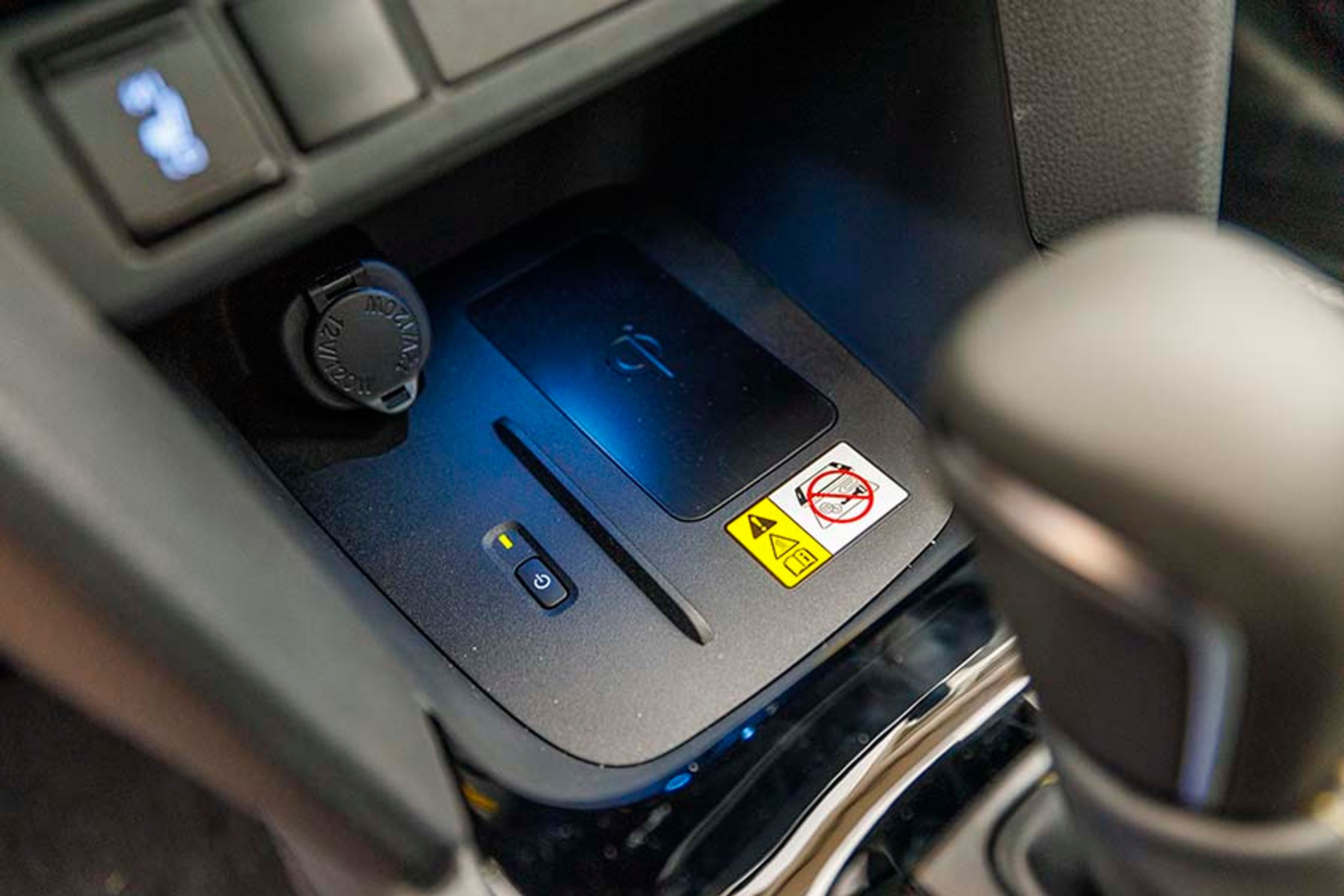 Yaris Cross fås med trådløs opladning af mobilen, alternativt er det bare et godt sted til fralægning i kabinen. Generelt er der god fralægningsplads omkring føreren. 