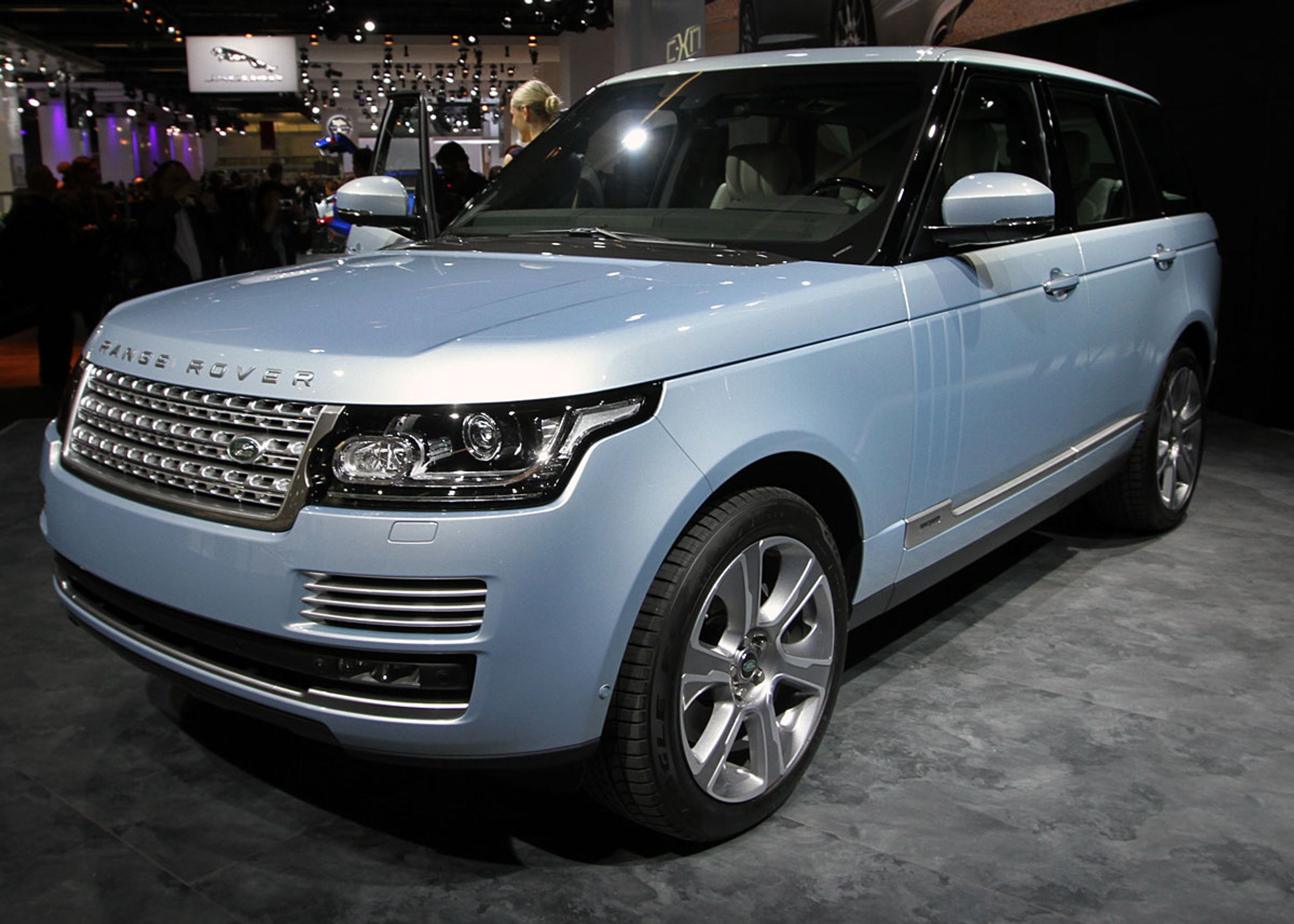 Range Rover (billedet) og Range Rover Sport kan fra begyndelsen af 2014 leveres med hybridteknik. Systemet fylder ikke mere, end at Sport-versionen stadig kan fås med tre sæderækker og reservehjul. 